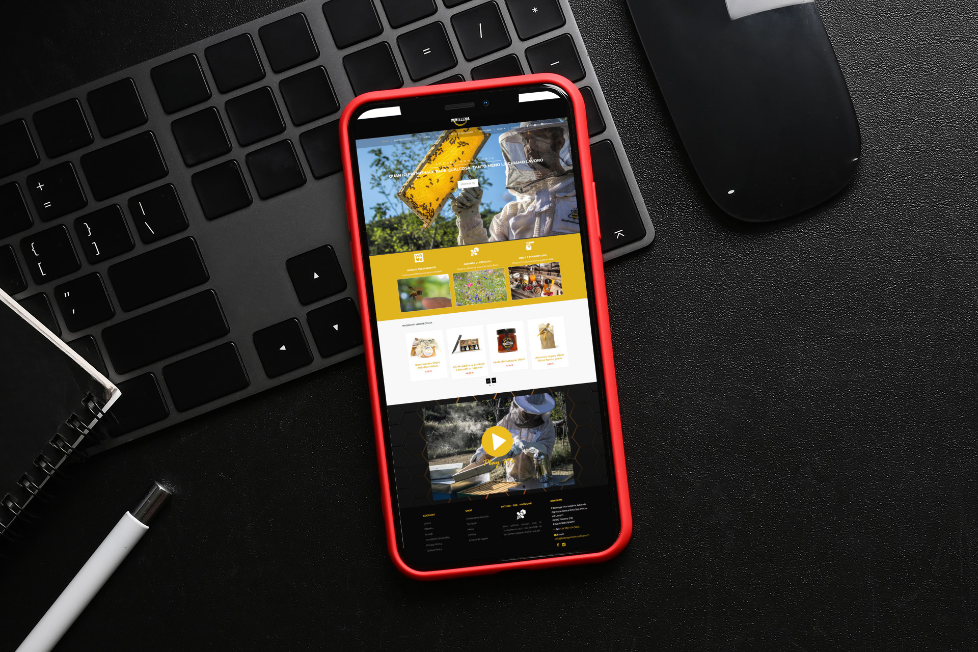 IPhone poggiato sulla tastiera con aperta la Home Page del sito web e-commerce di Bottega Montecchia