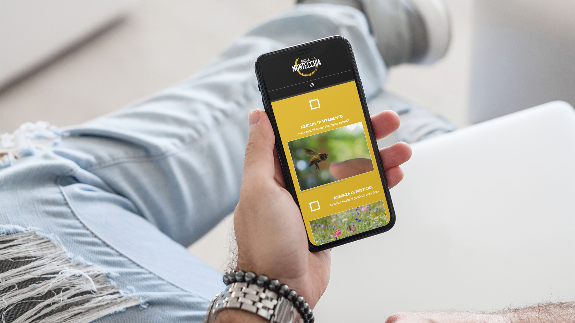 Ragazzo mostra sullo smartphone l'e-commerce di Bottega Montecchia