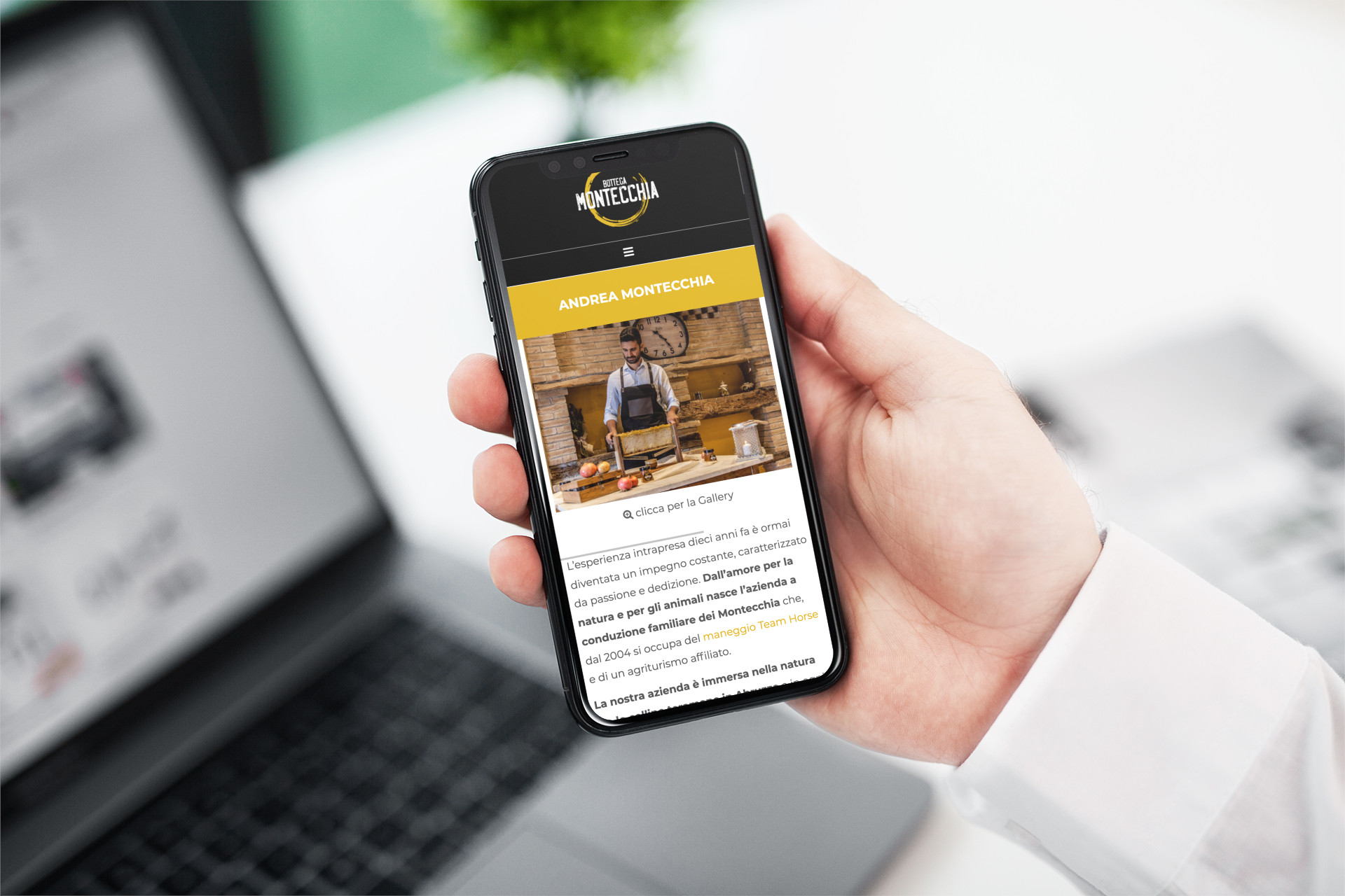 Mano con iPhone mostra l'e-commerce mobile di Bottega Montecchia