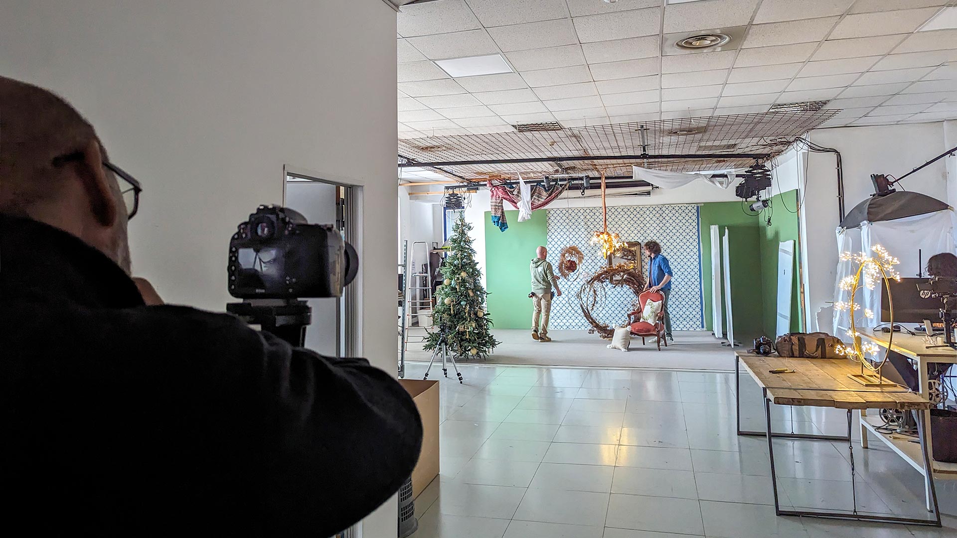 Fotografo durante shooting per catalogo estivo Bruco Srl Mosciano Sant Angelo Teramo
