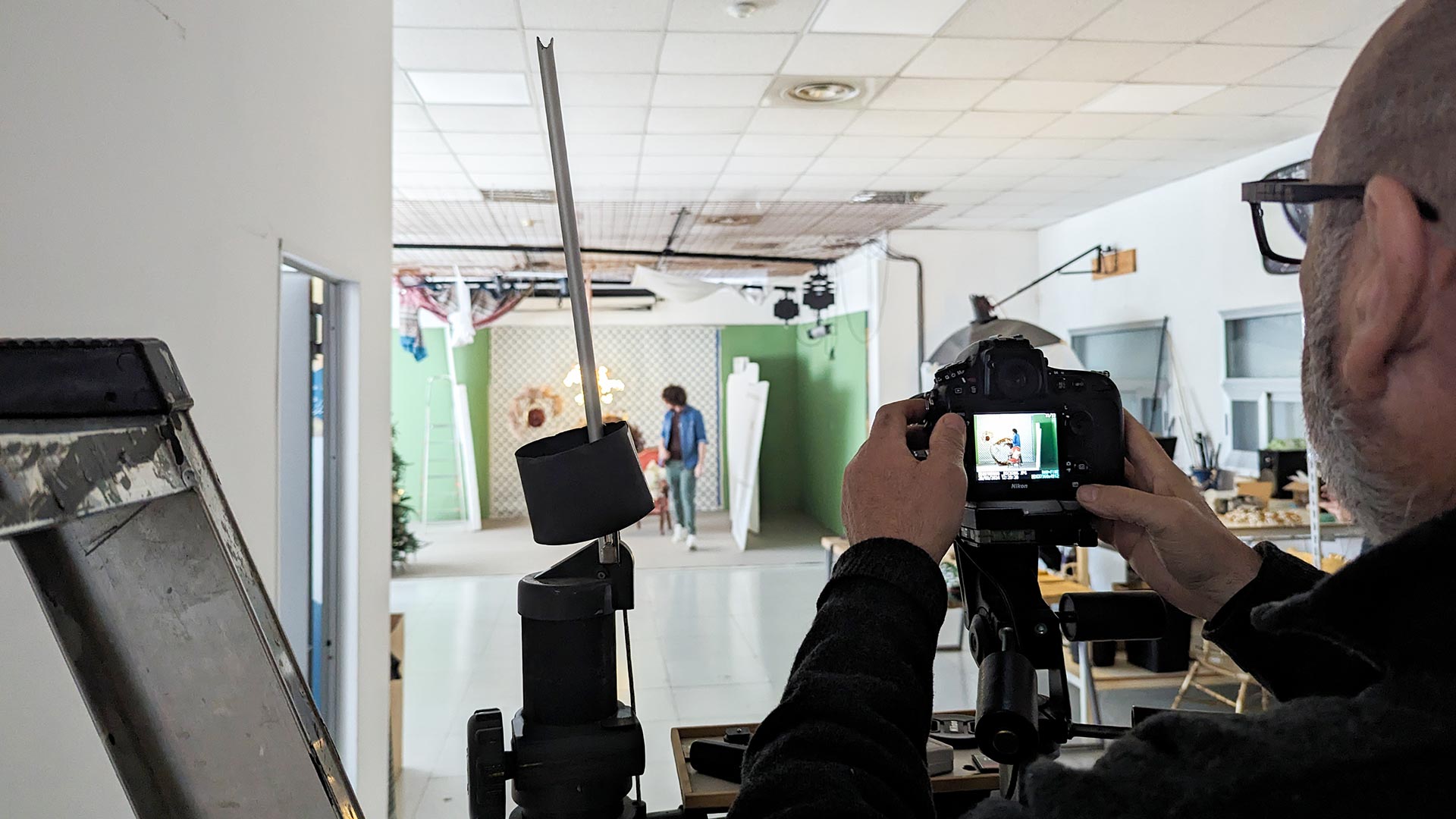 Fotografo durante shooting per catalogo prodotti Bruco Srl Mosciano Sant Angelo Teramo
