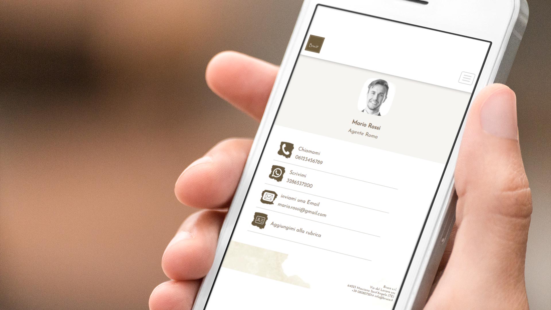 IPhone SE nella mano di una donna con Web Application Social Bruco