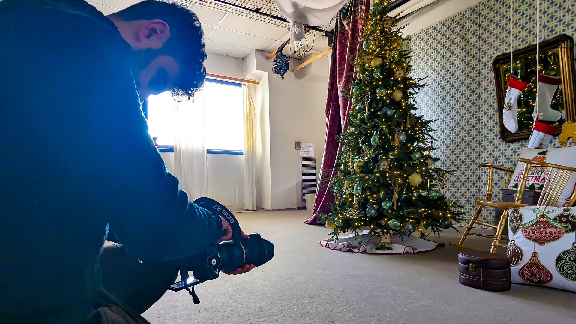 Video maker durante riprese per catalogo Natale Bruco Srl Mosciano Sant'Angelo Teramo