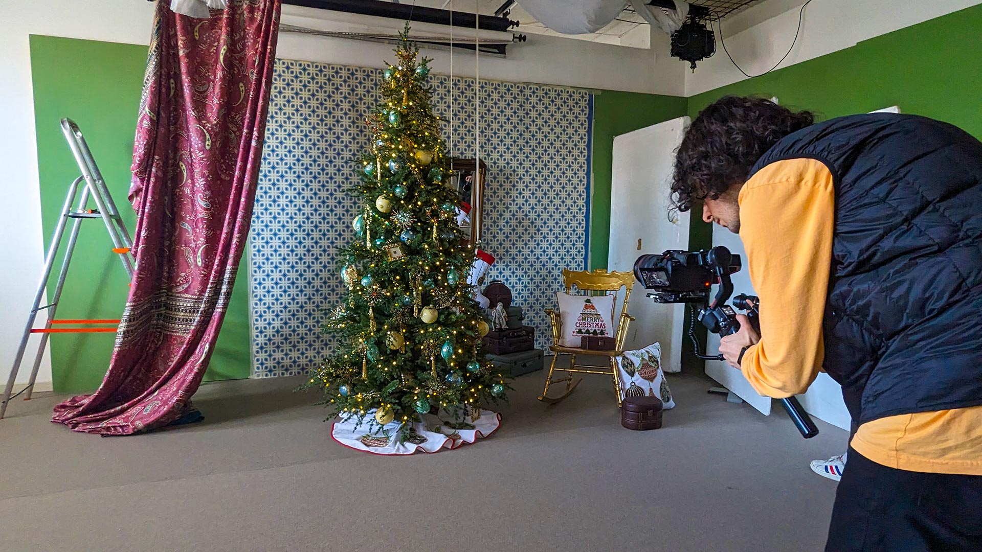 Video maker durante riprese per catalogo natalizio Bruco Srl Mosciano Sant'Angelo Teramo