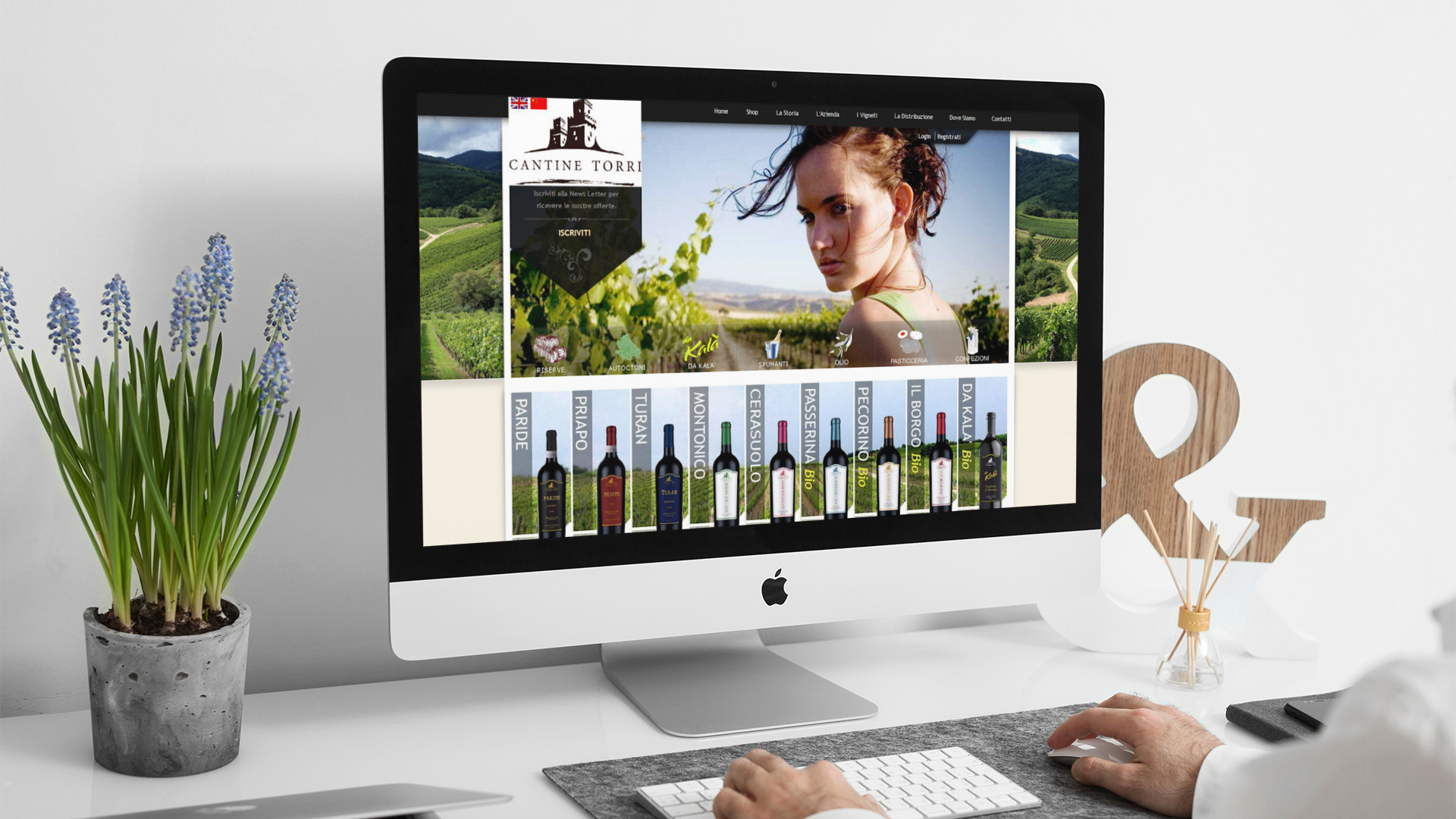 Uomo che guarda sull'iMac la Home Page del sito web di Cantine Torri di Torano Nuovo