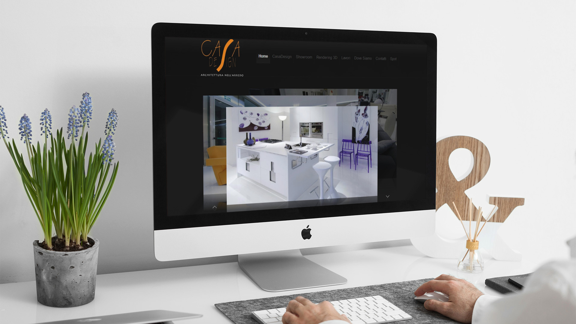 Uomo che guarda sull'iMac la Home Page del sito web di Casa Design di Teramo