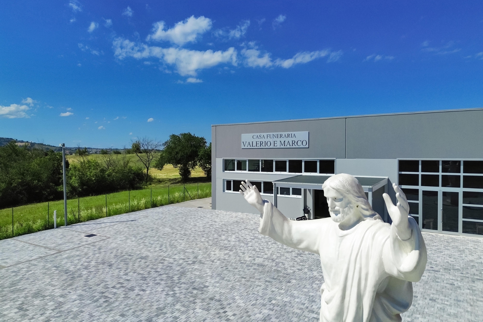 Facciata e piazzale della Casa Funeraria Valerio e Marco