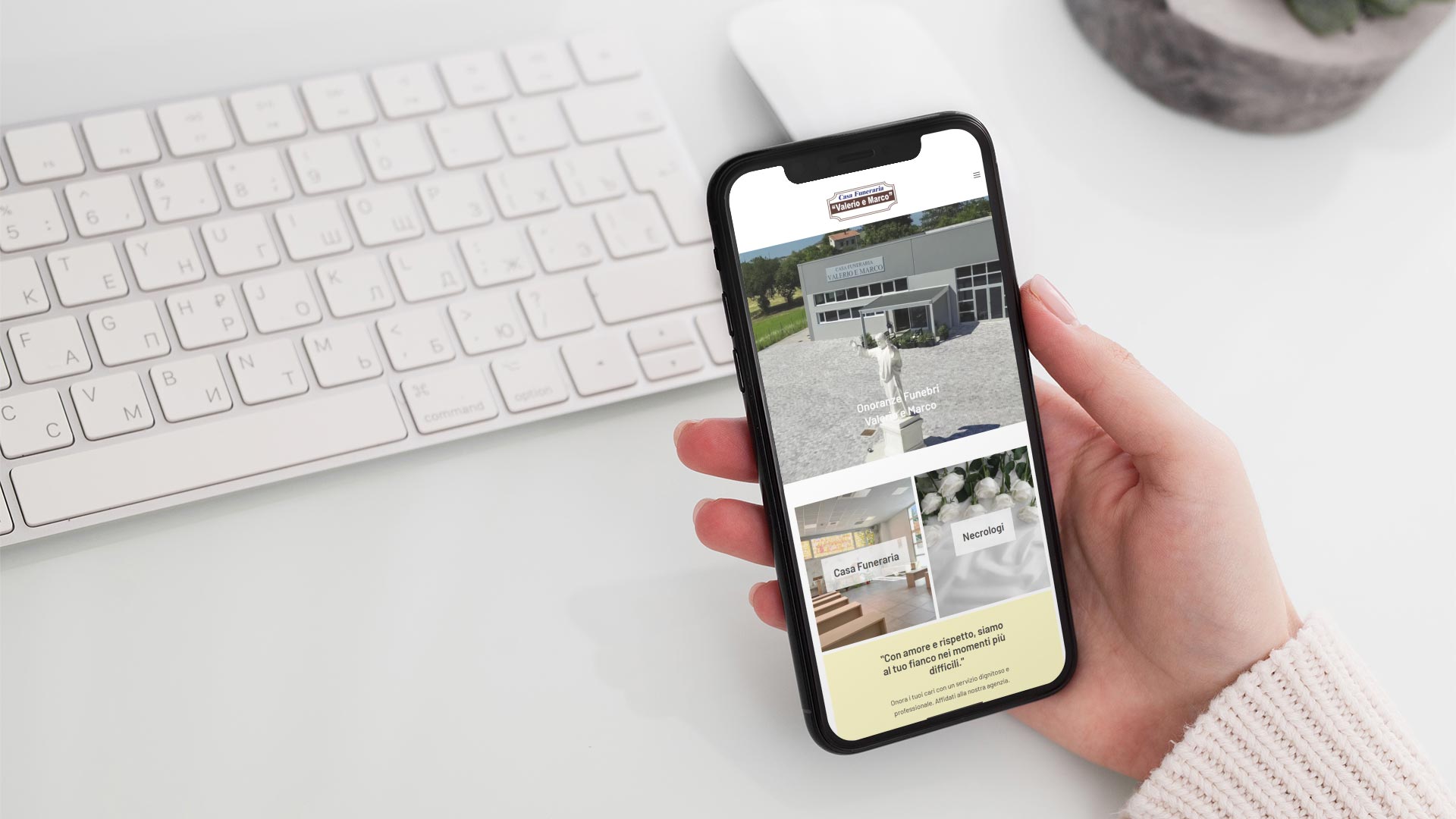 Ragazza seduta alla scrivania con smartphone mentre consulta il Sito Web responsive Casa Funeraria Valerio e Marco
