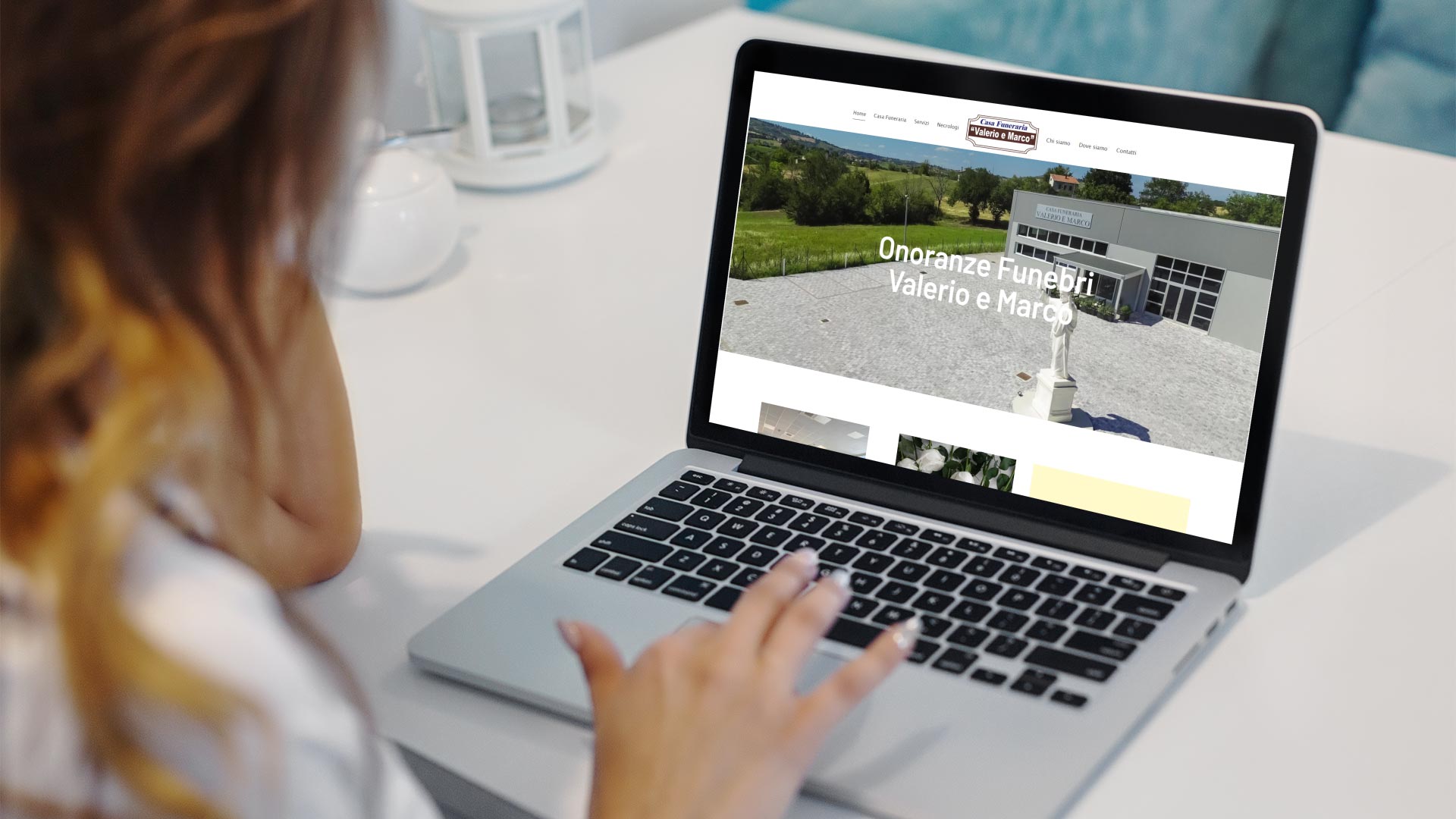 Ragazza seduta sulla scrivania con notebook mentre visualizza il Sito Web Casa Funeraria Valerio e Marco