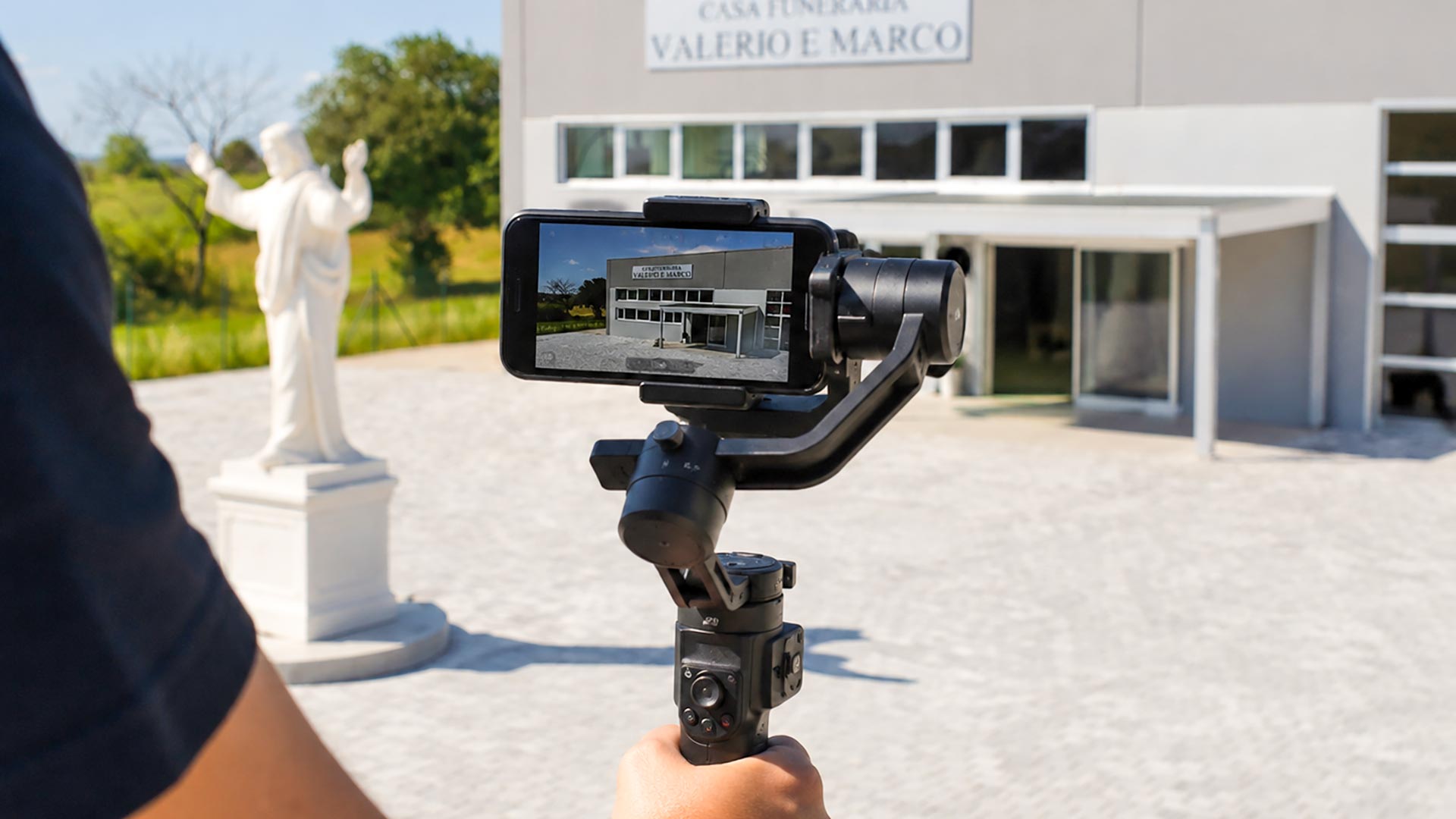 Videomaker con gimbal durante le riprese video della Casa Funeraria Valerio e Marco
