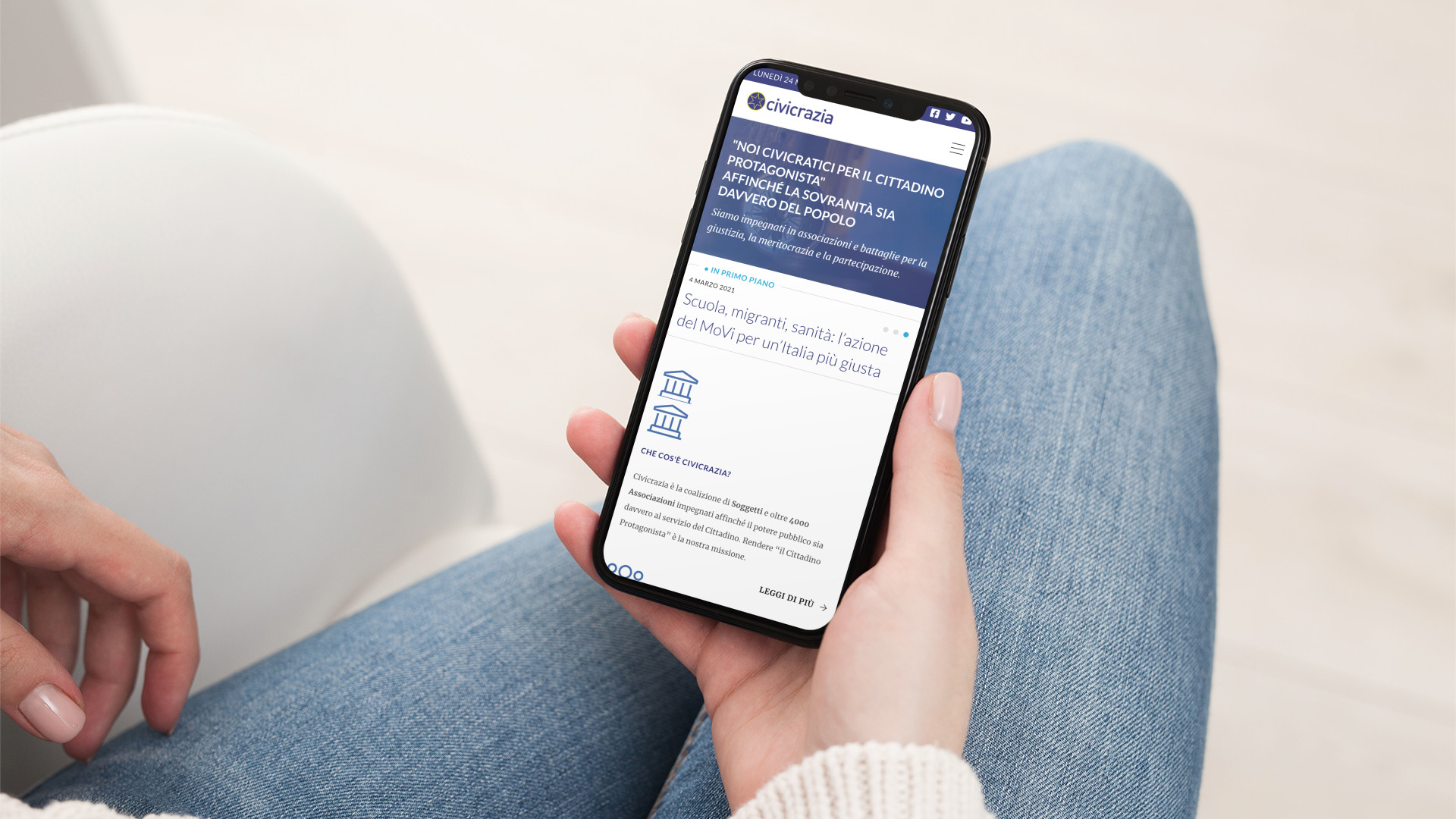 Mano con iPhone che mostra il Sito Web in modalità mobile responsive di Civicrazia