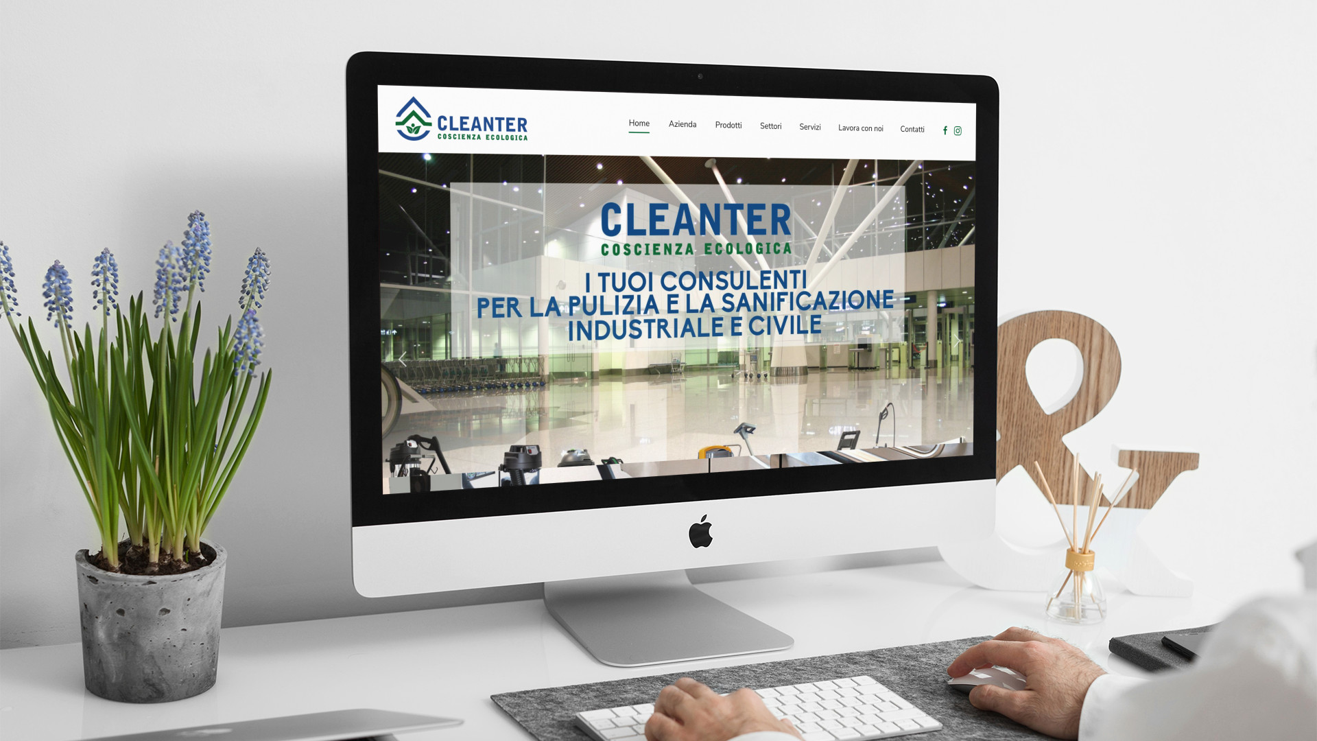 Uomo che guarda sull'iMac la Home Page del sito web di Cleanter di Teramo