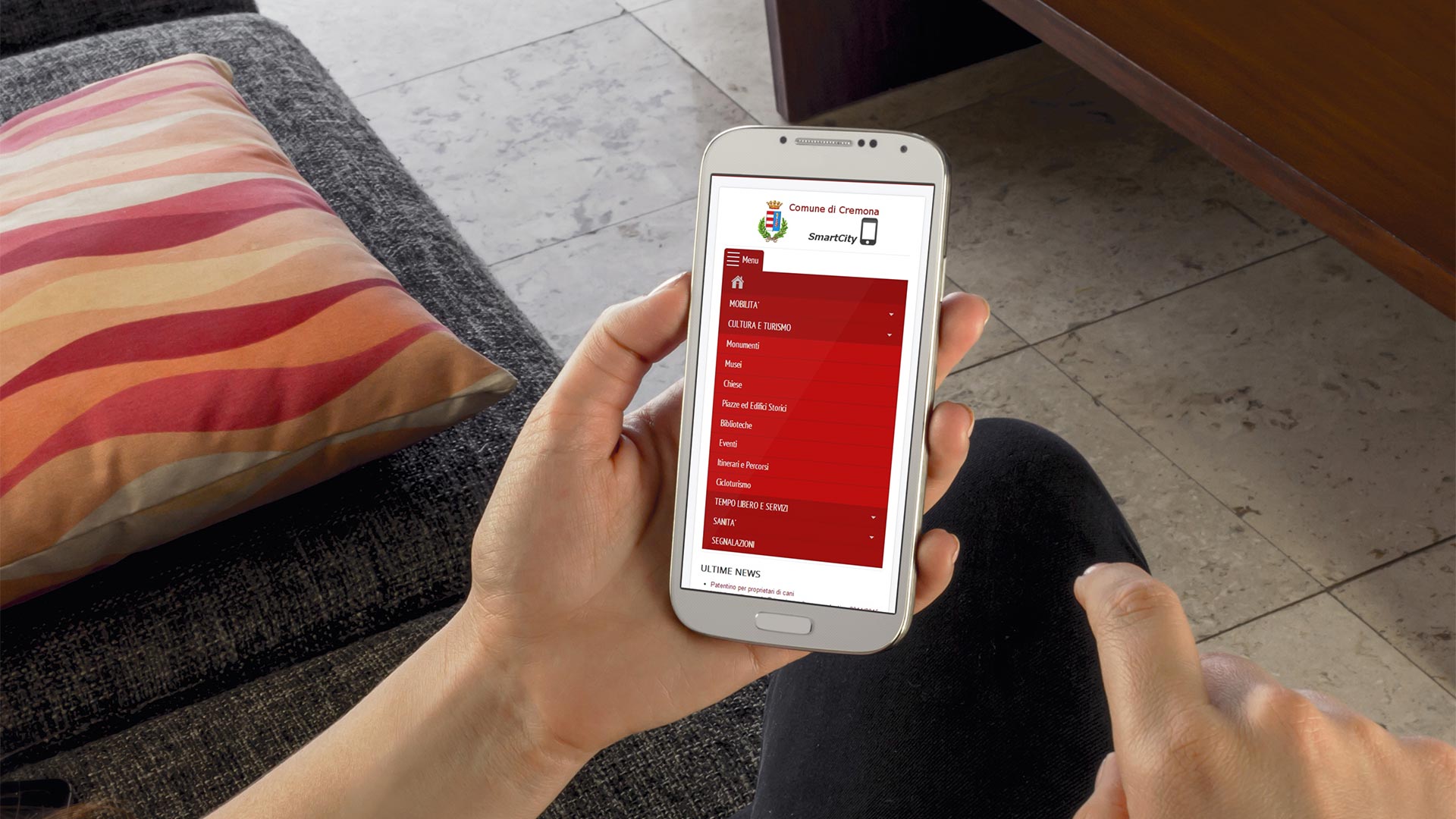 Smartphone Samsung Galaxy bianco in verticale con App del Comune di Cremona