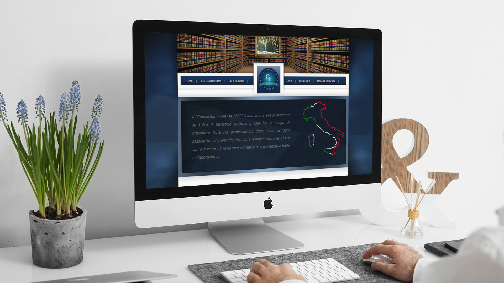 Uomo che guarda sull'iMac la Home Page del sito web del Consortium Forense 1960 di Napoli