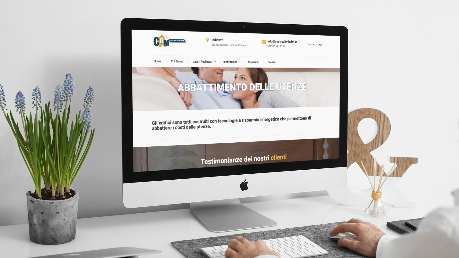 Uomo che guarda sull'iMac la Home Page del sito web di Costruzioni CDM di Teramo