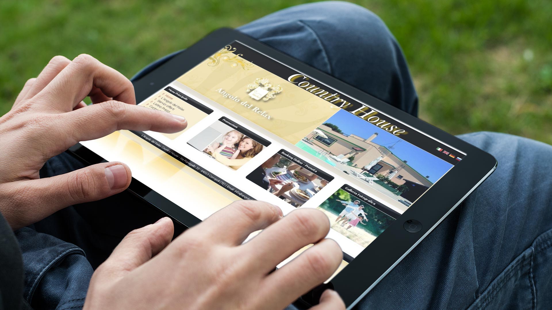 Uomo all'aperto con iPad che guarda il Sito Web Country House Angolo del Relax
