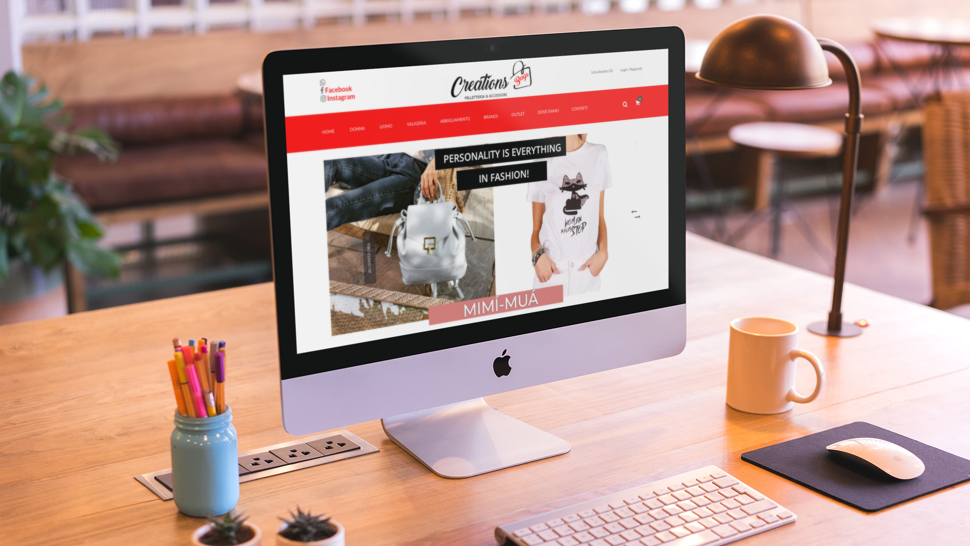 IMac sulla scrivania con la home page del sito web di Creations Shop di Vieste