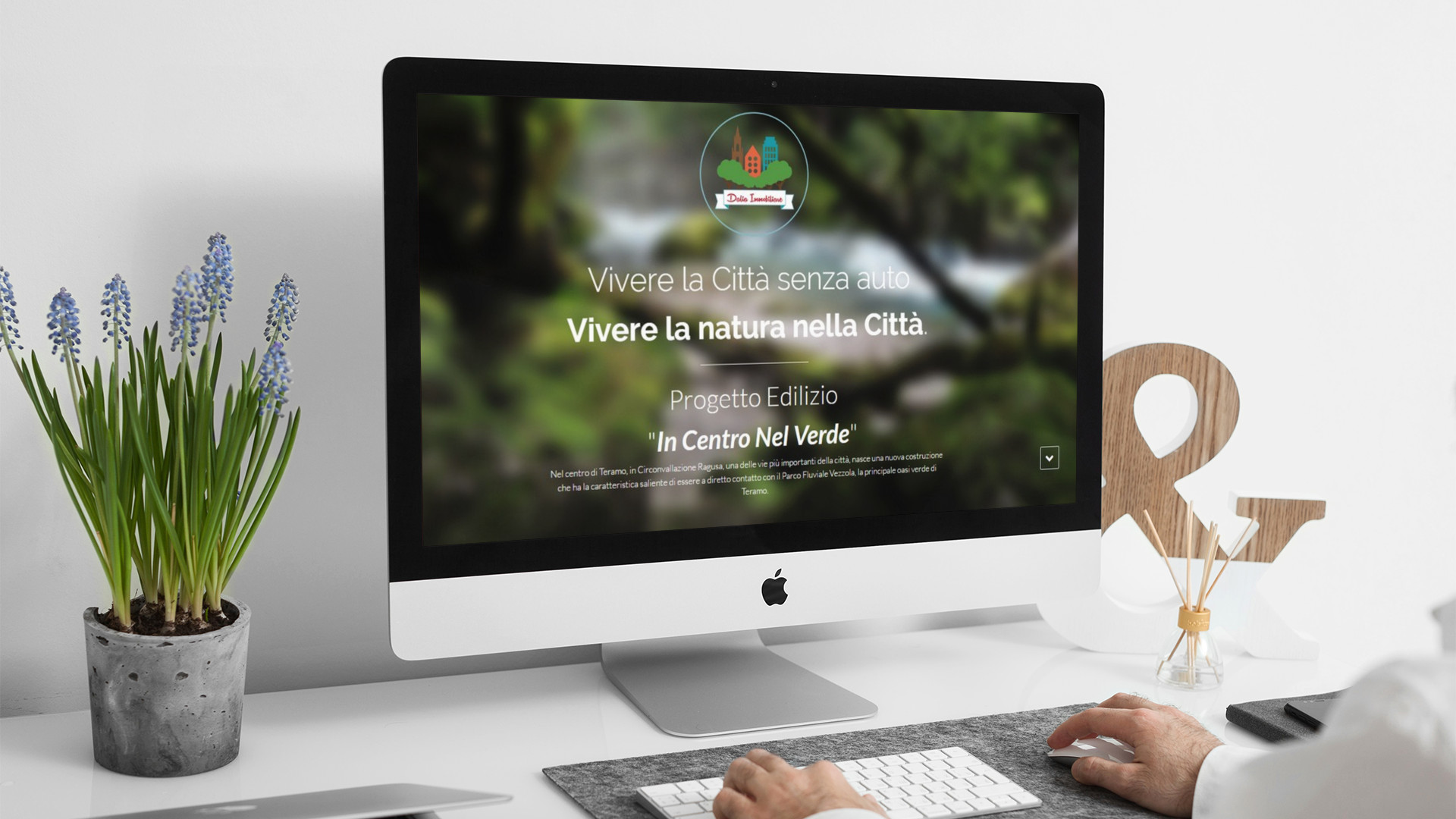 Uomo che guarda sull'iMac la Home Page del sito web di Dalia Immobiliare di Teramo