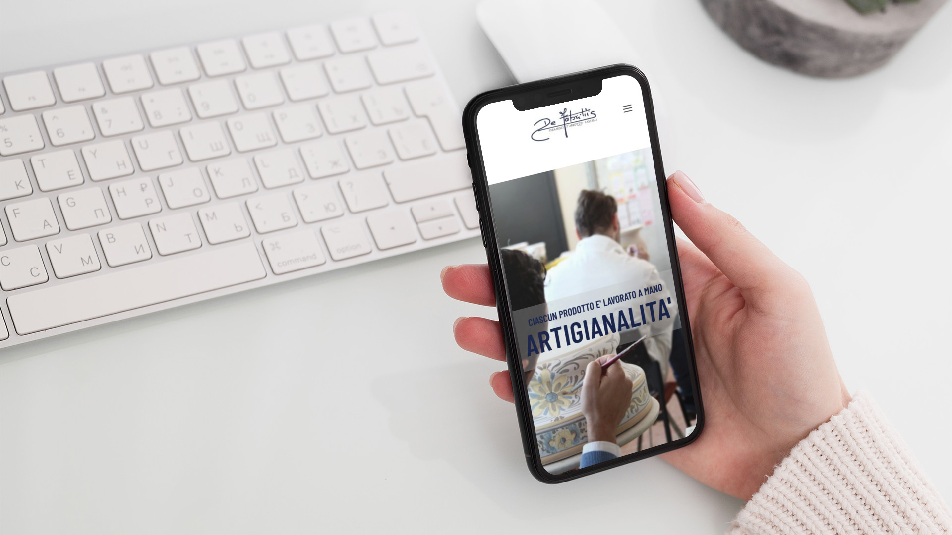 Ragazza designer che visualizza il sito web responsive dell'azienda De Fabritiis di Castelli Teramo in Abruzzo in versione