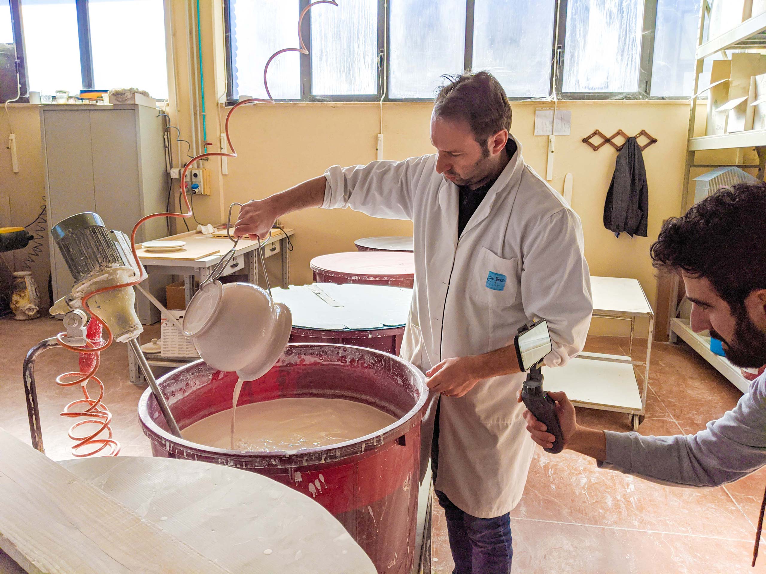 Videomaker durante le riprese colatura vaso per il video professionale nel laboratorio dell'azienda De Fabritiis di Castelli