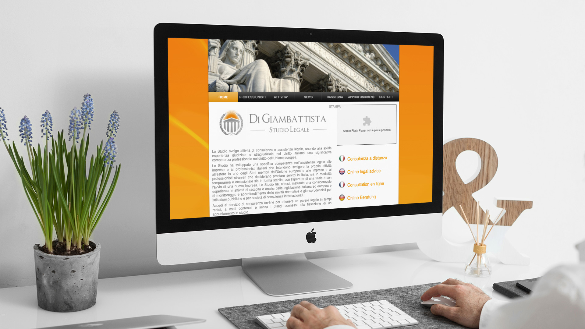 Uomo che guarda sull'iMac la Home Page del sito web di Di Giambattista Studio Legale di Teramo