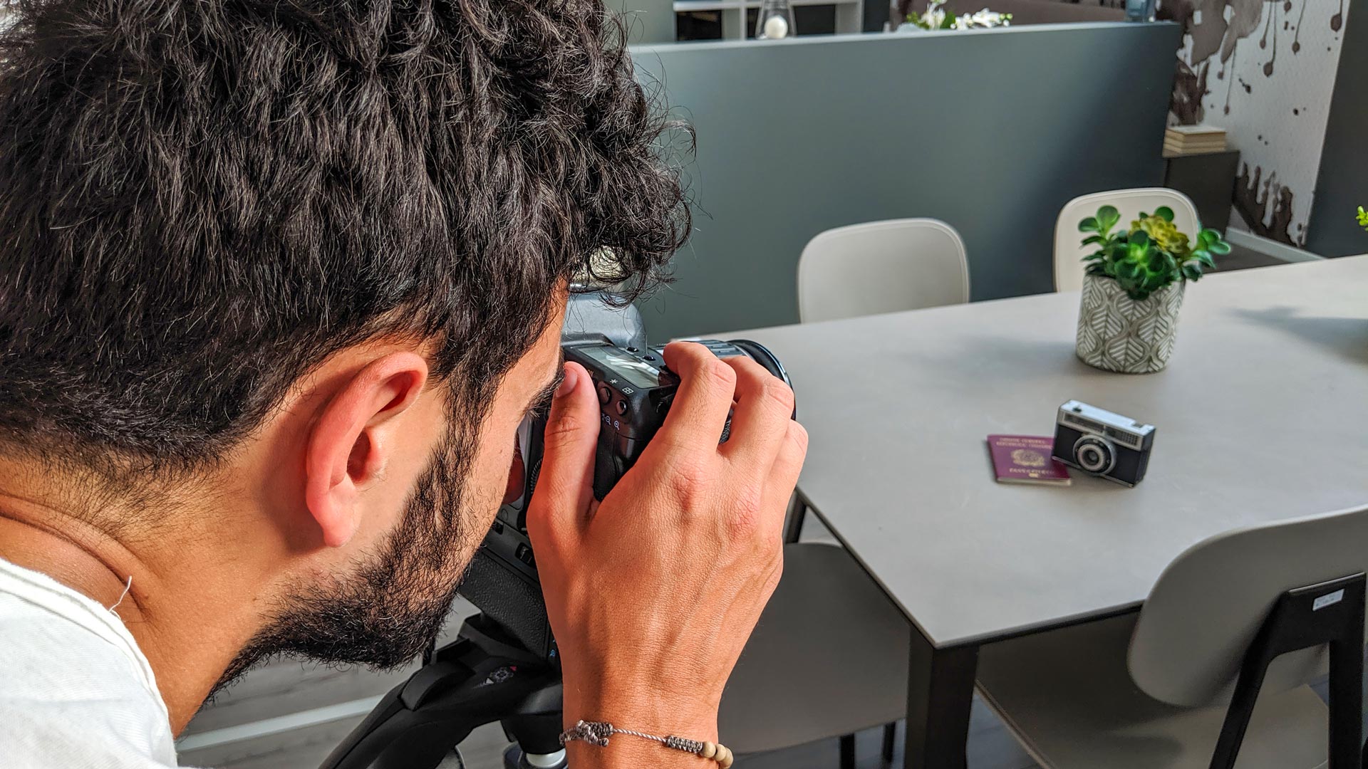 Fotografo mentre riprende un tavolo da pranzo nello showroom