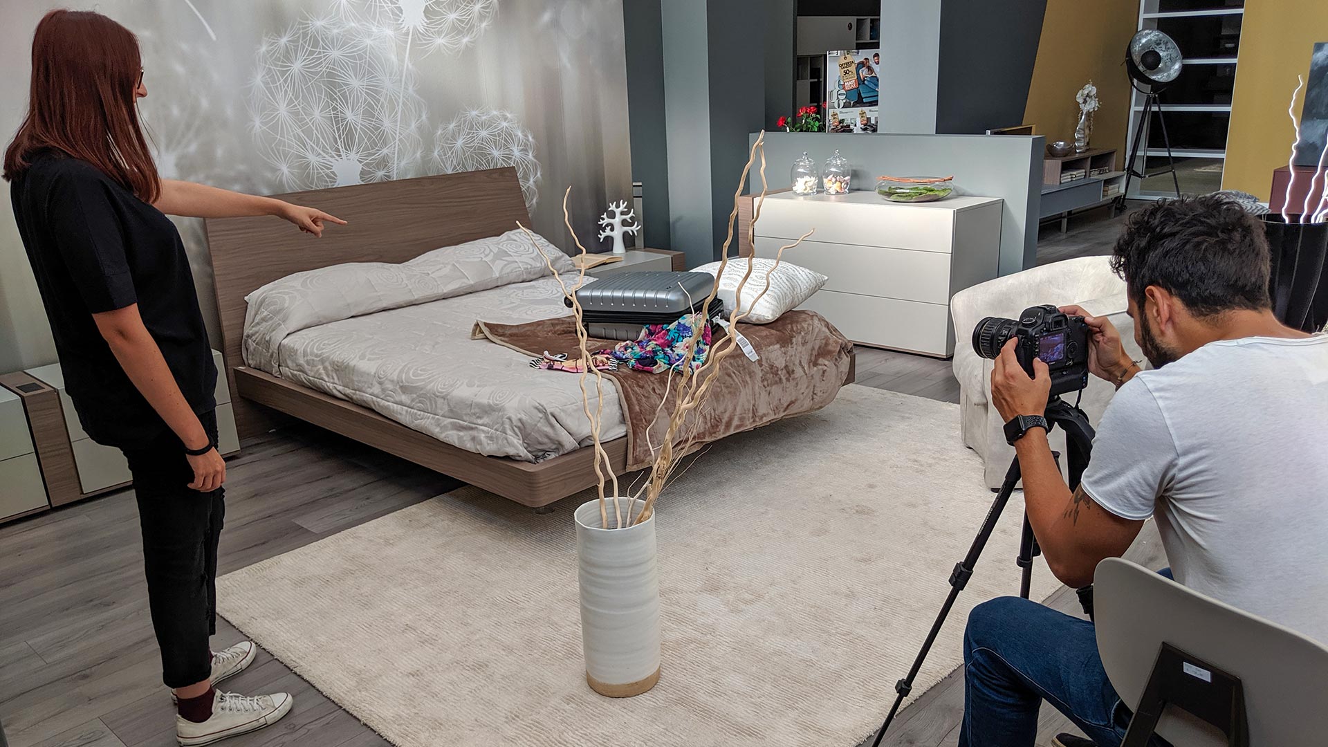 Videomaker durante le riprese di una camera da letto nello showroom Di Sante Mobili