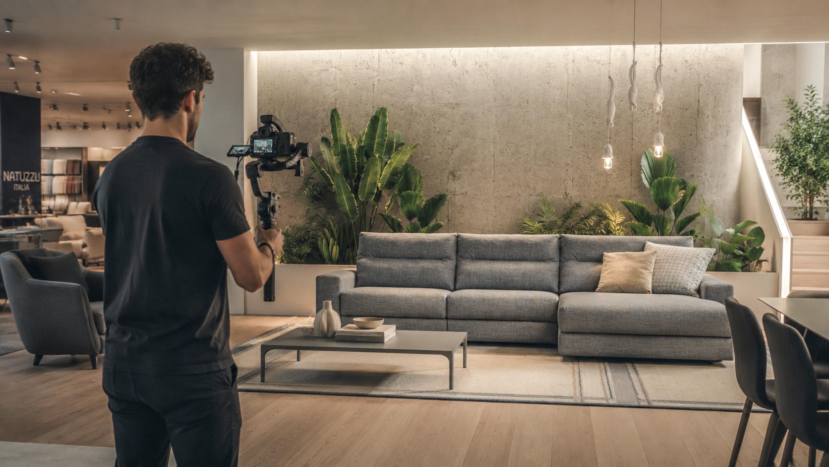 Riprese con gimbal di un soggiorno arredato nello showroom Di Sante Mobili