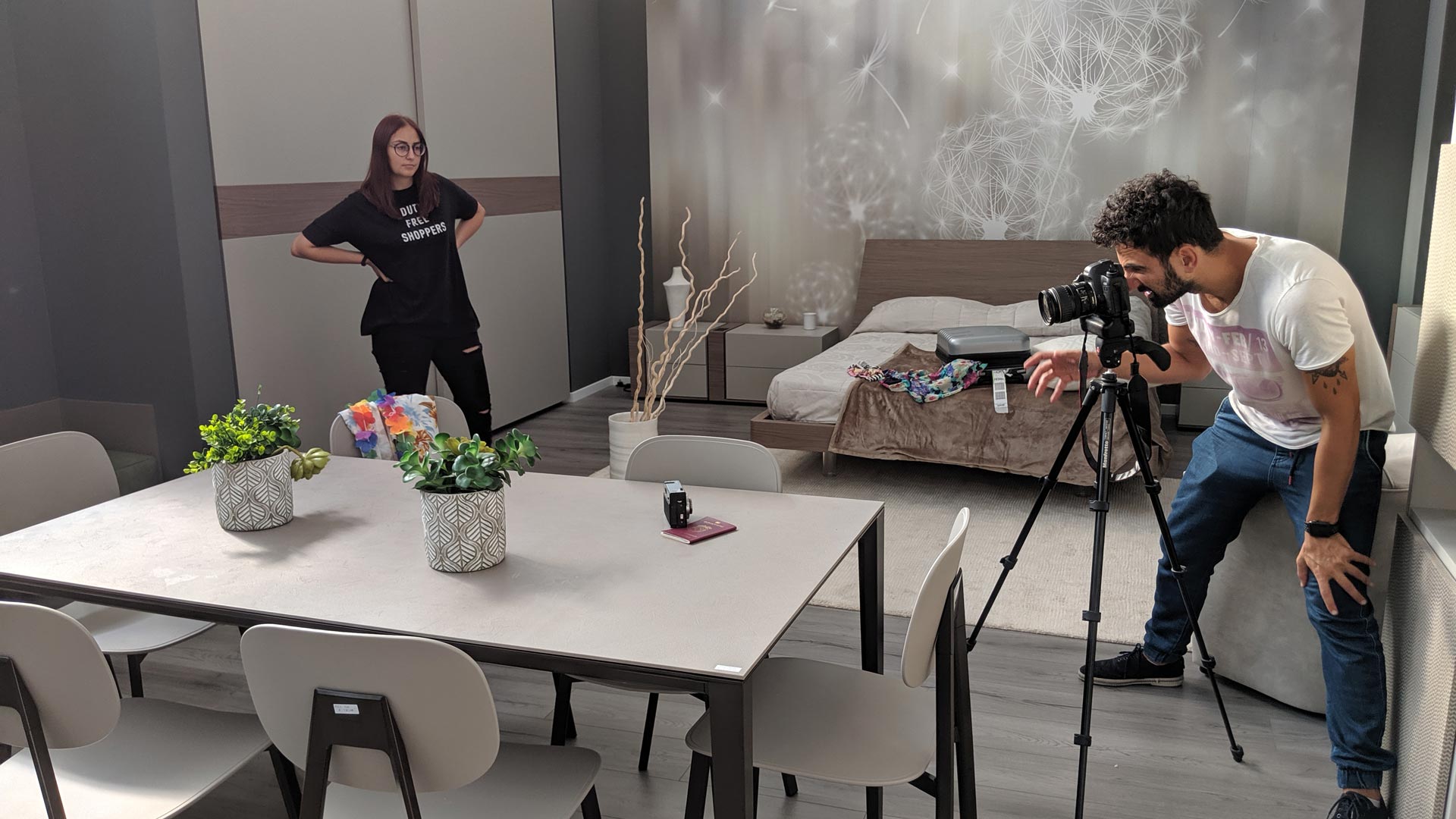 Fotografo e assistente durante lo shooting degli arredi Di Sante Mobili