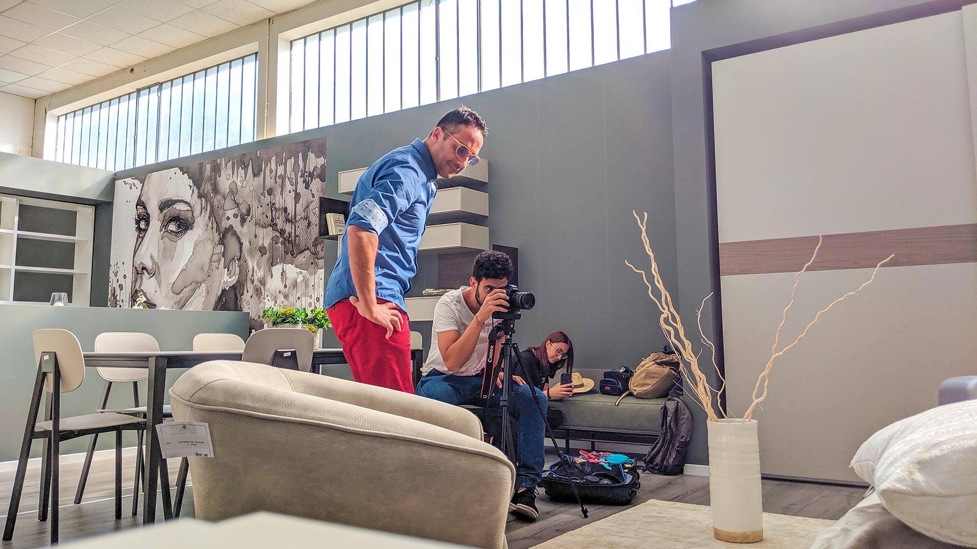 Team video durante le riprese degli ambienti nello showroom Di Sante Mobili