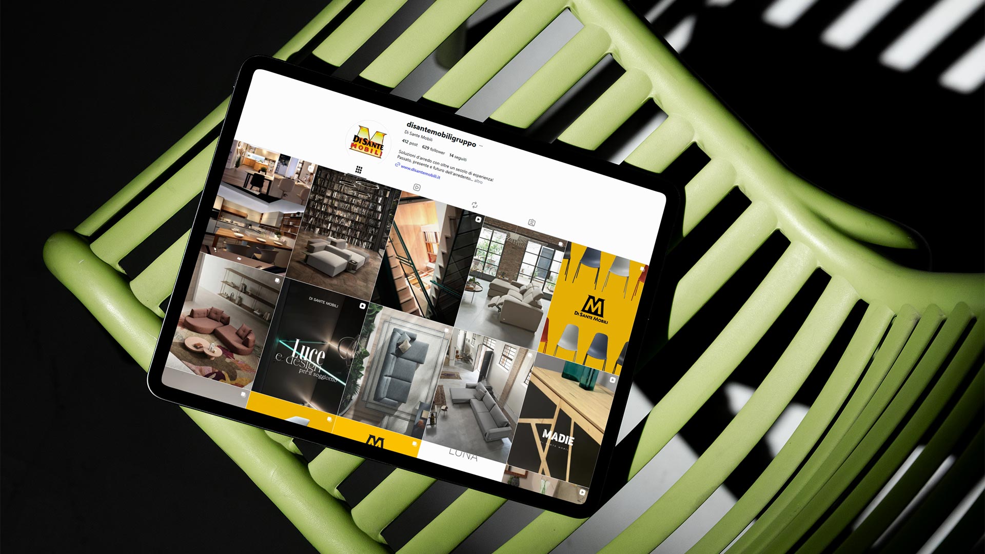 Tablet nero su sedia verde con pagina Instagram Di Sante Mobili