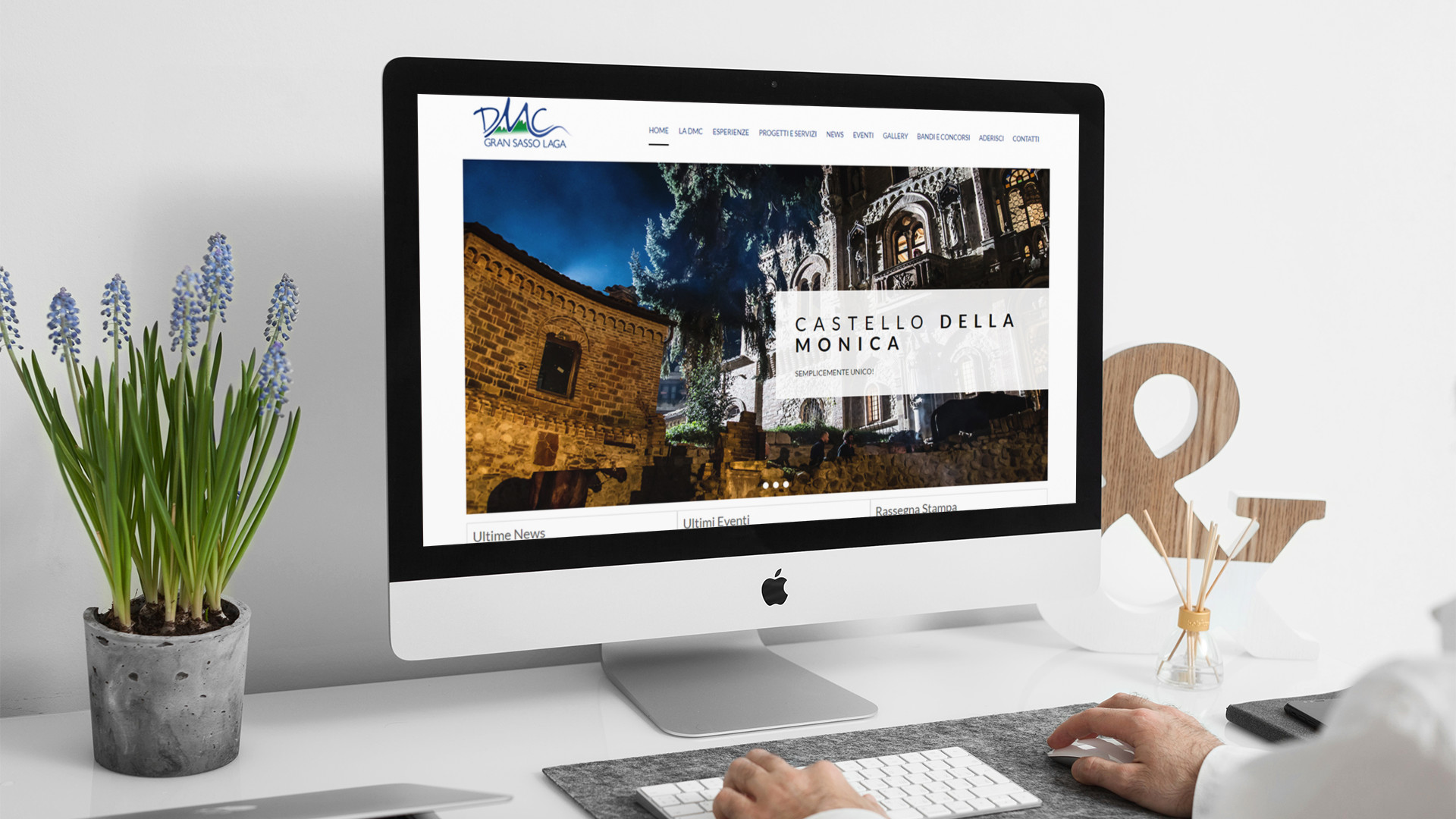 Uomo che guarda sull'iMac la Home Page del sito web della DMC Gran Sasso Laga di Teramo
