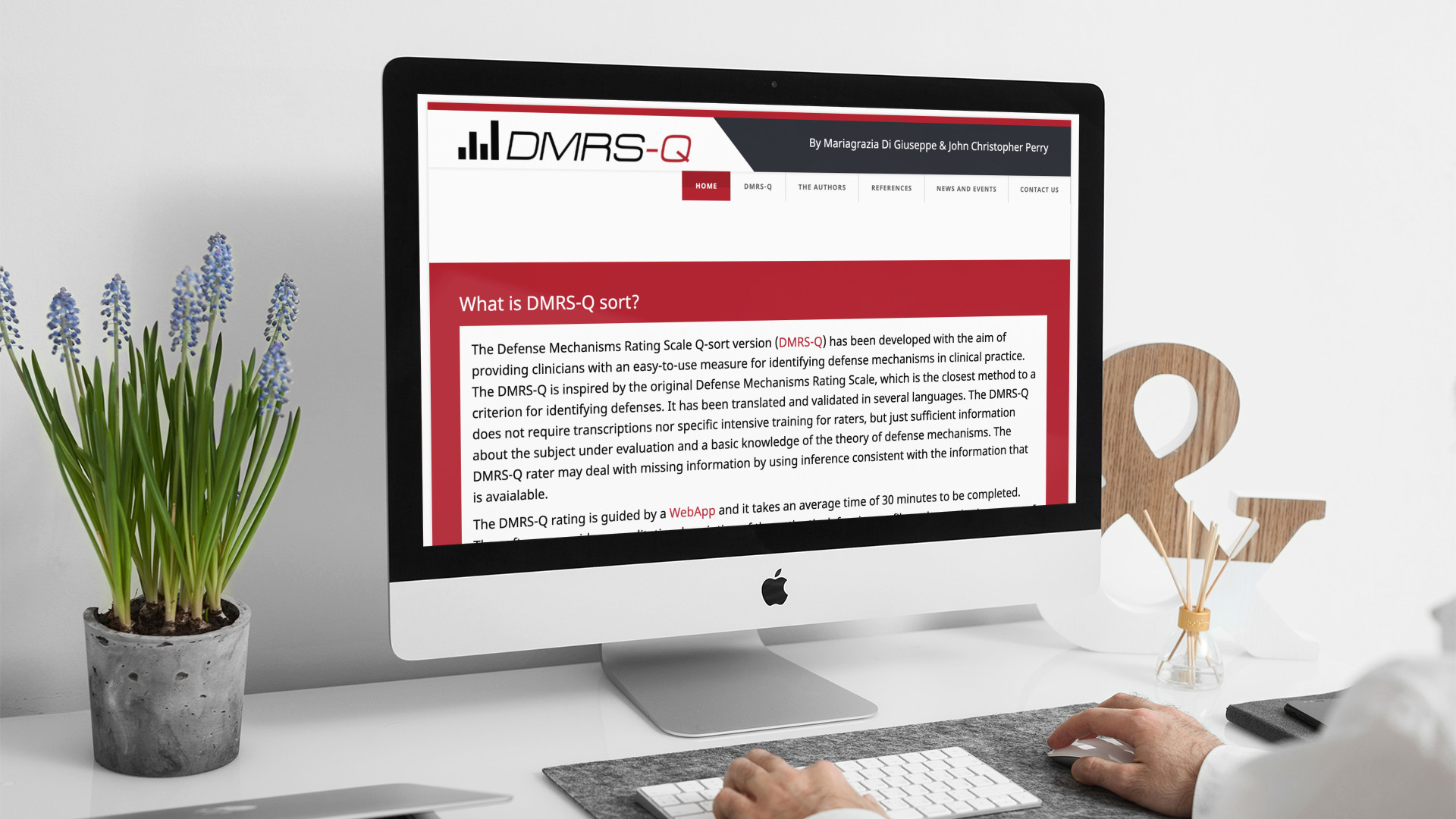 Uomo che guarda sull'iMac la Home Page del sito web di DMRS-Q Sort