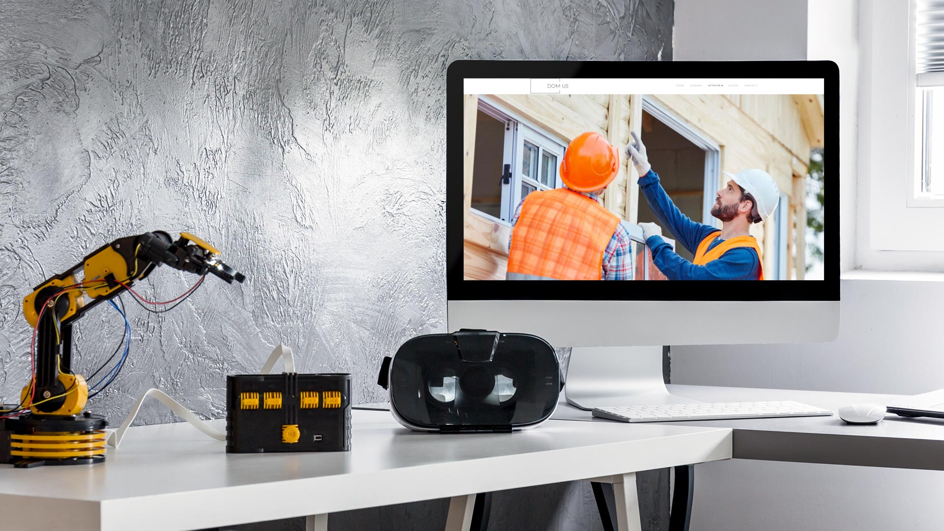 IMac sulla scrivania con aperto il Sito Web DOM-US general contractor