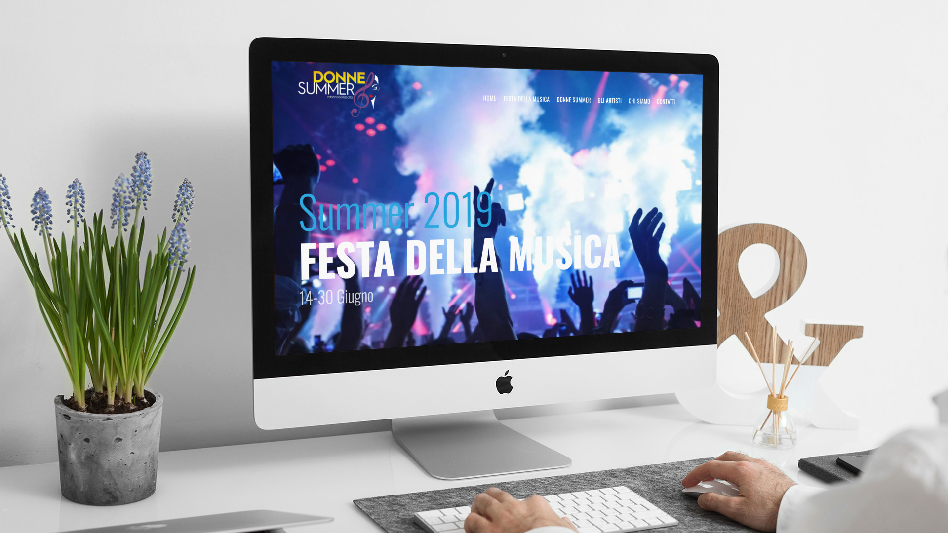 Uomo che guarda sull'iMac la Home Page del sito web di Donne Summer di Teramo