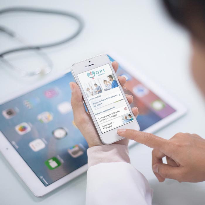 Dottoressa consulta l'App OPI Teramo su iPhone