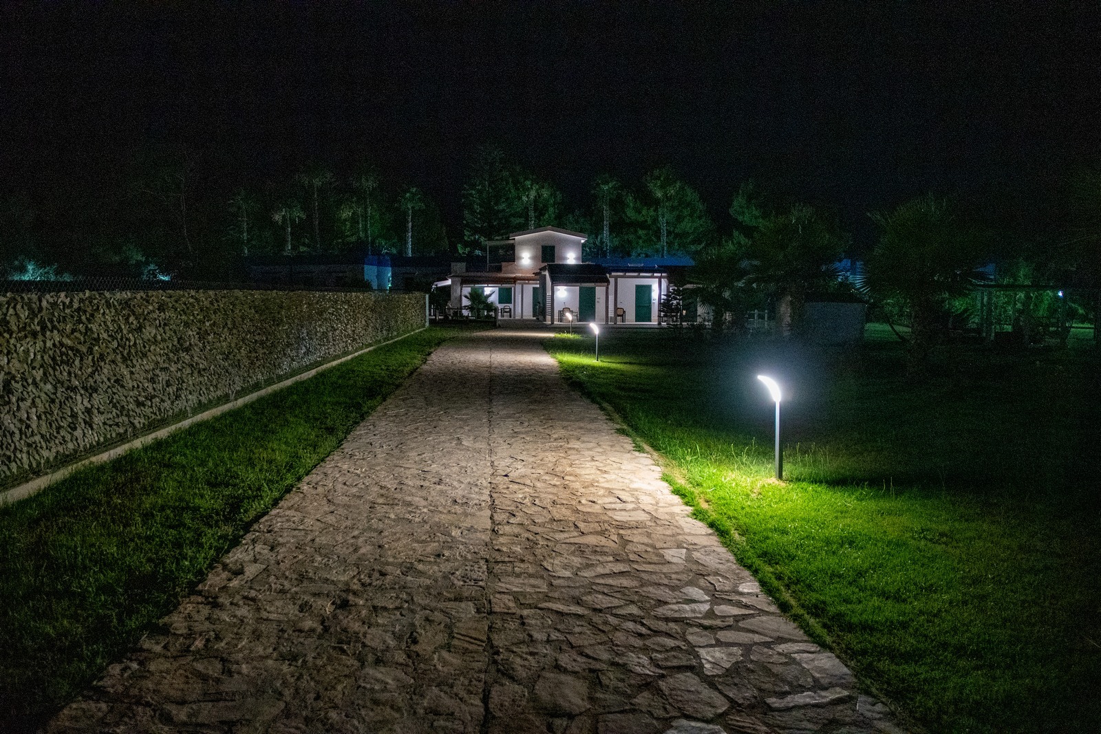 Viale illuminato di notte che conduce al B&B Duccio a Mare di Vieste