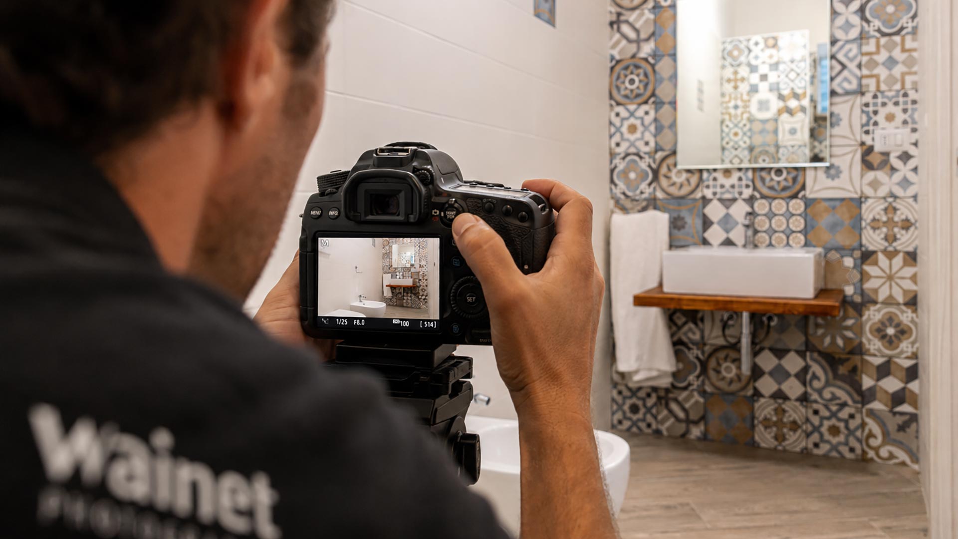 Fotografo mentre riprende il bagno del bed and breakfast Duccio a Mare a Vieste
