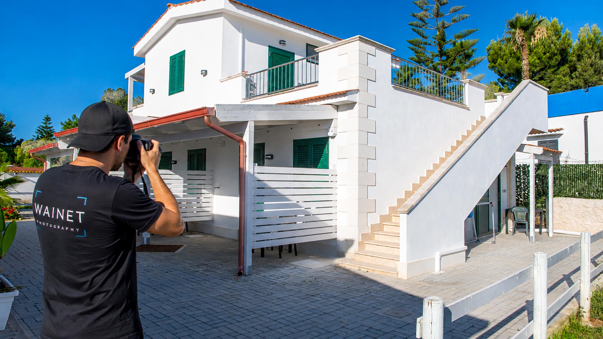 Fotografo mentre fotografa l'esterno del Bed and Breakfast Duccio a Mare a Vieste