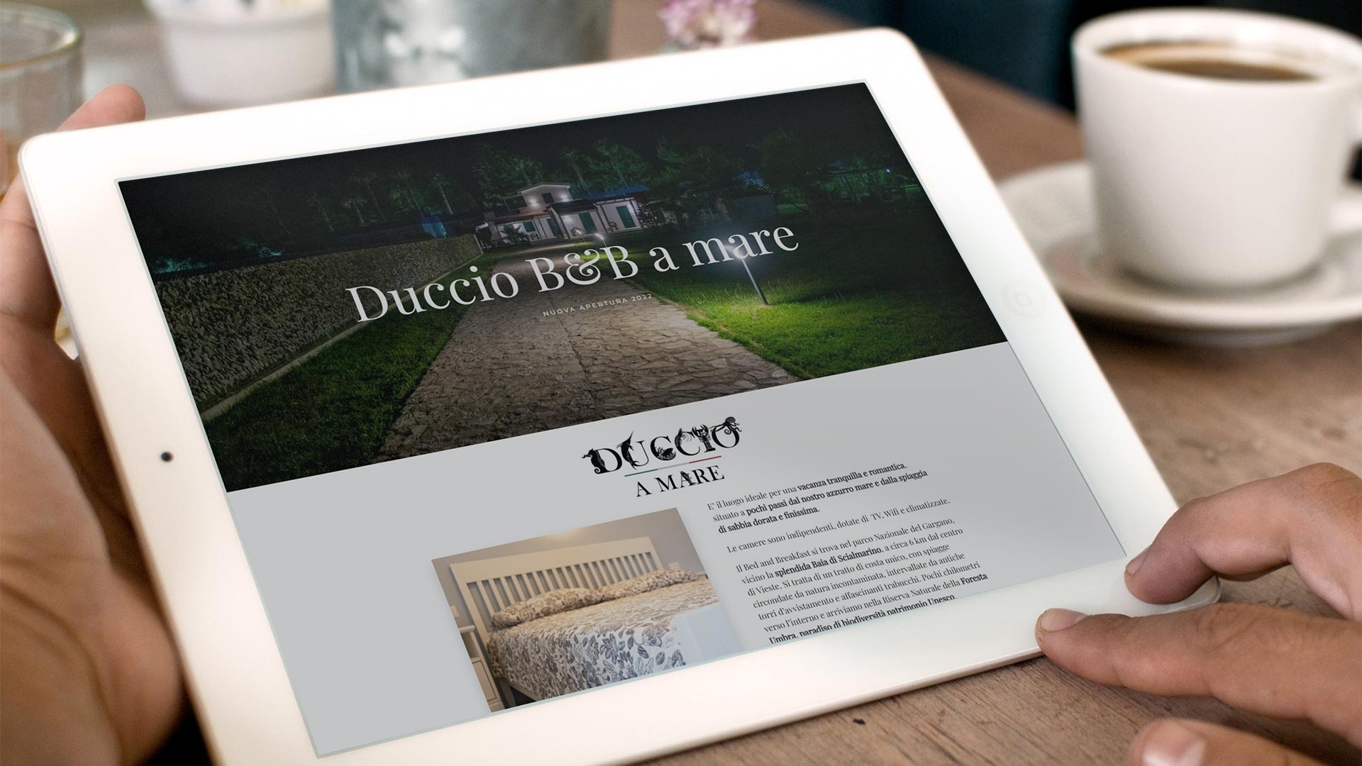 Ragazzo durante la colazione mostra su tablet la home page del Sito Web Duccio a Mare B&B Vieste