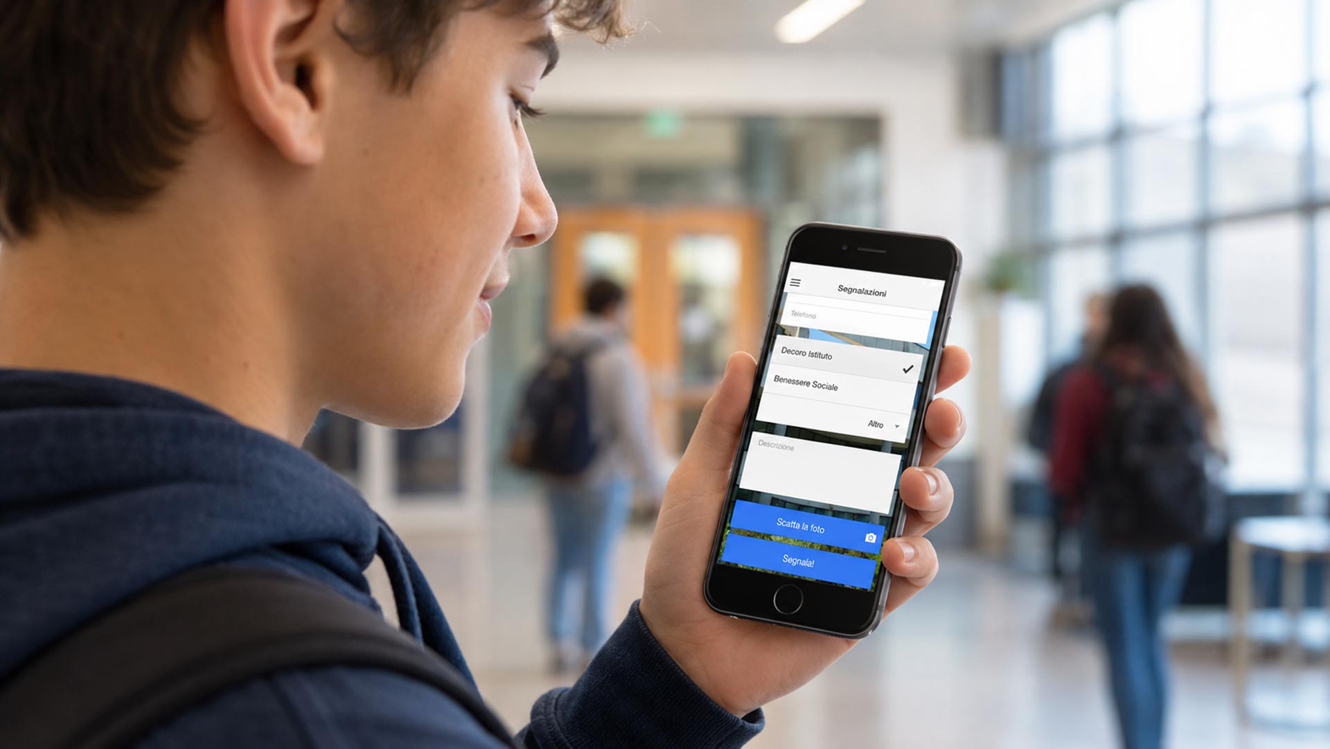 Studente a scuola con smartphone che mostra la schermata segnalazioni della Mobile App eSchool Curie