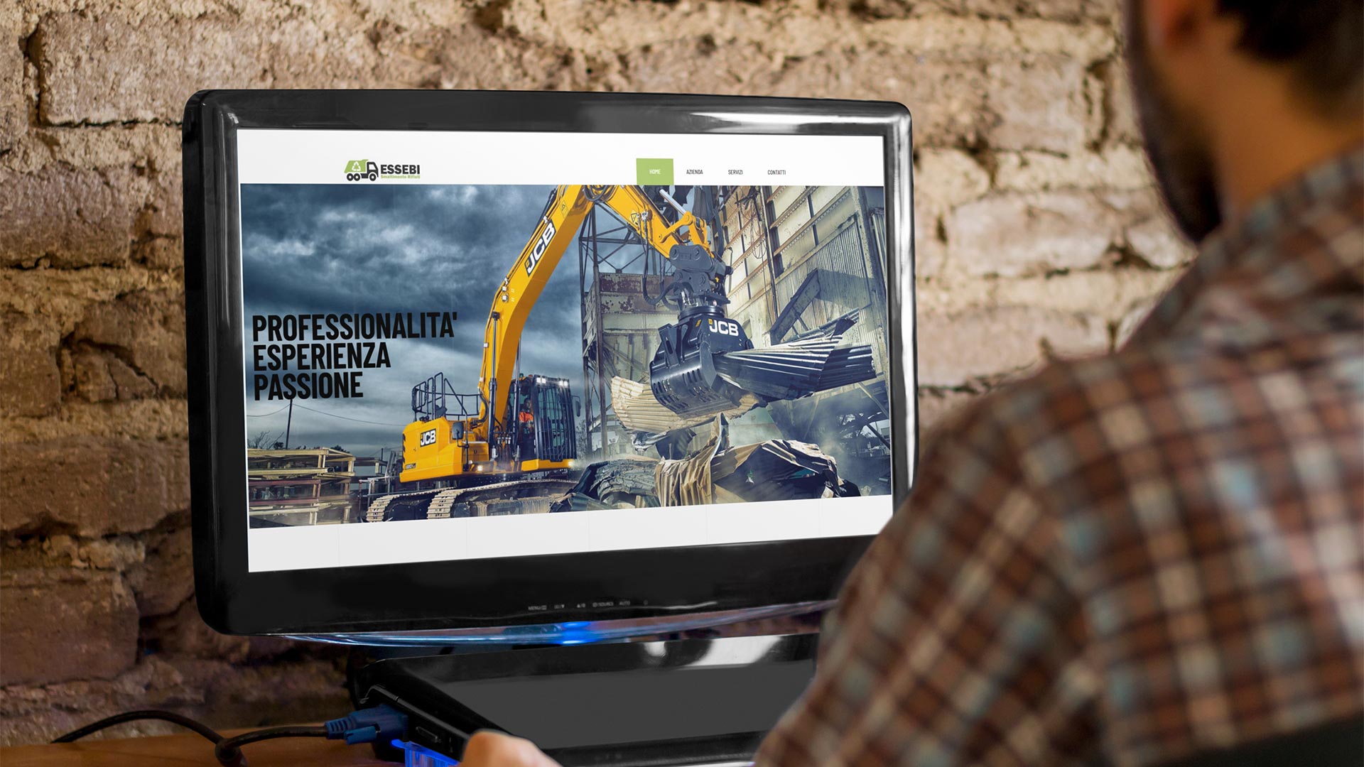 Ingegnere in ufficio guarda al computer la home page del Sito Web ESSEBI di Isola del Gran Sasso
