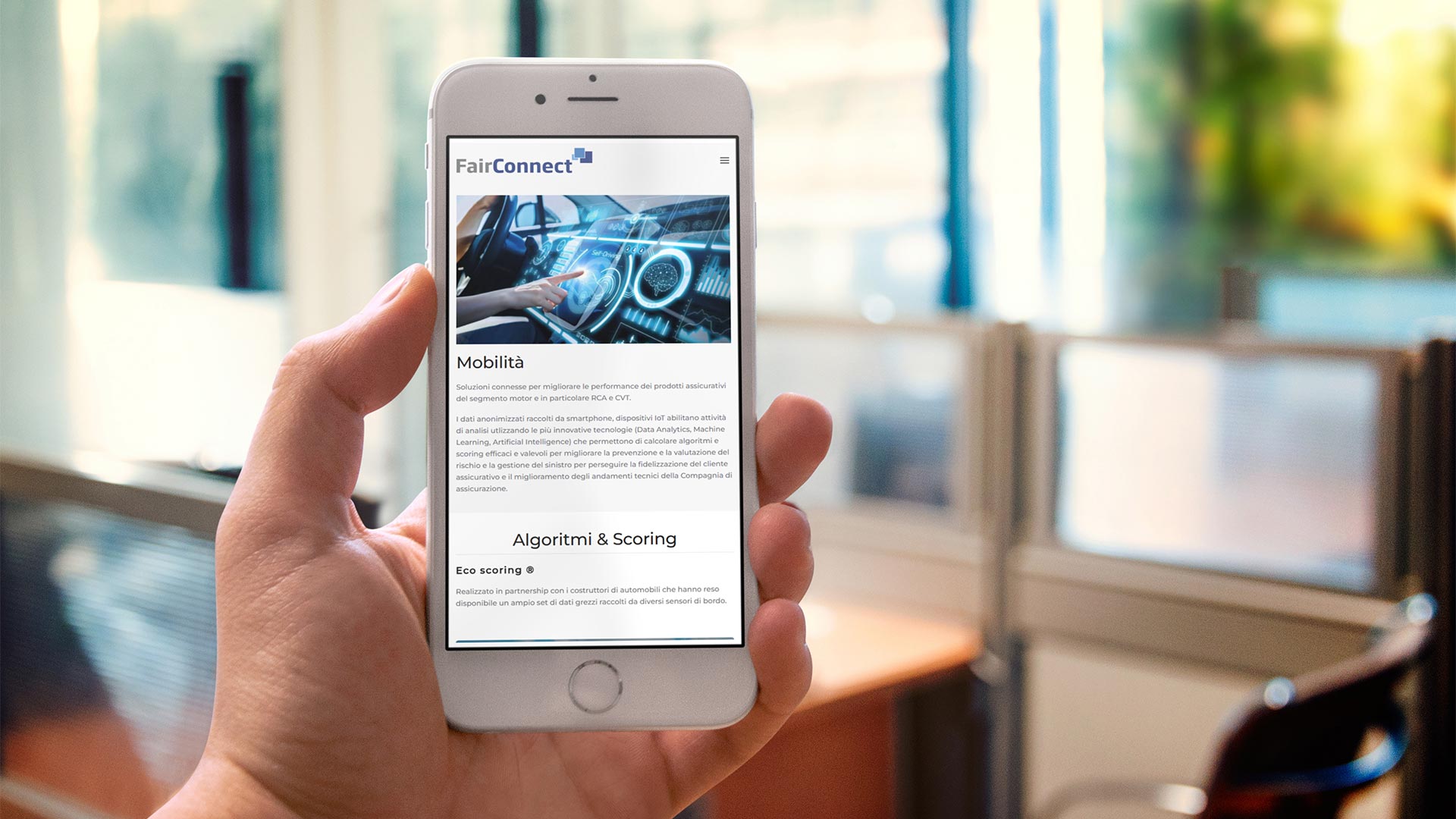 Progettista in ufficio guarda sullo smartphone la home page del Sito Web FairConnect