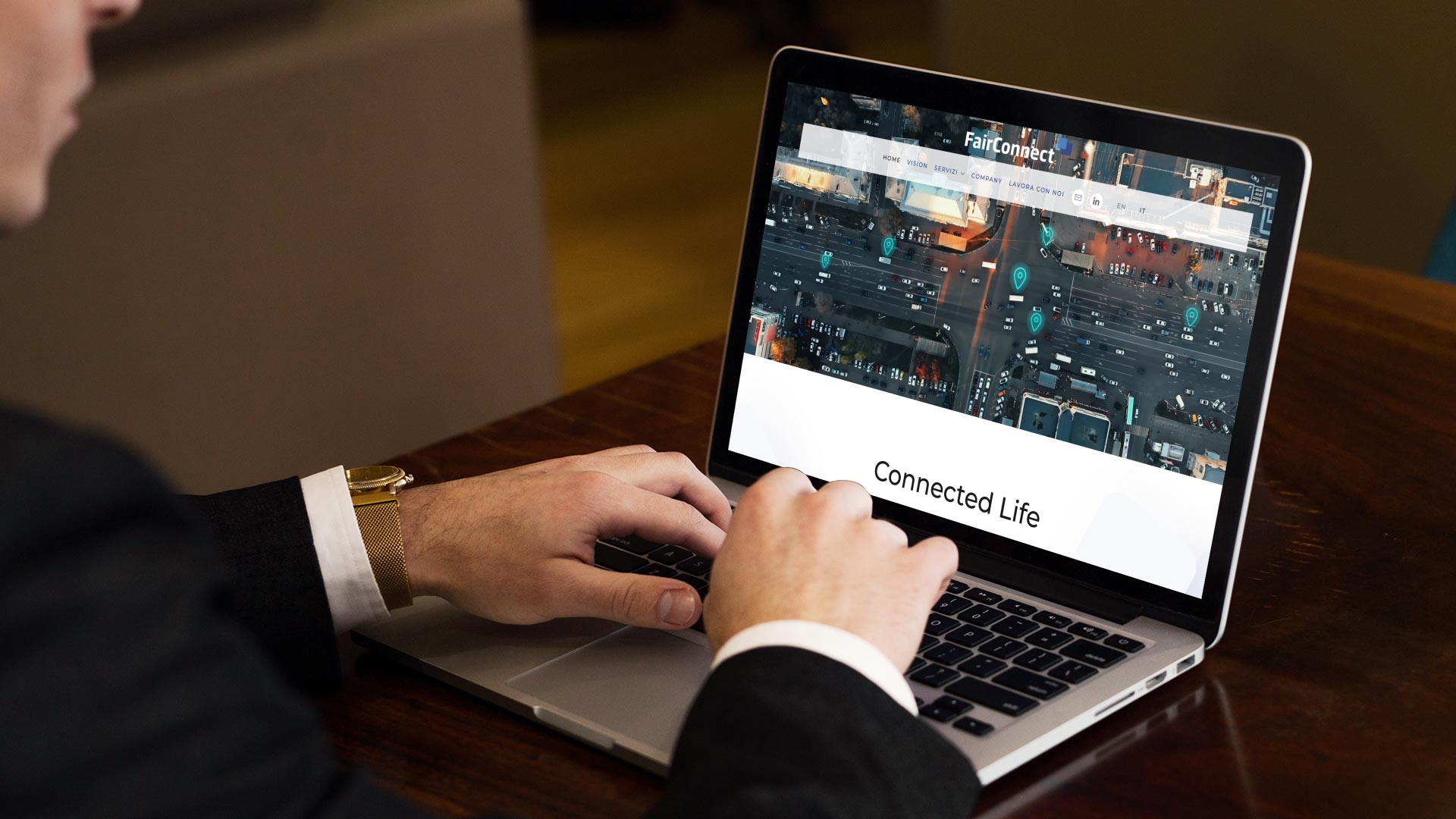 Progettista in ufficio guarda sul notebook la home page del Sito Web FairConnect