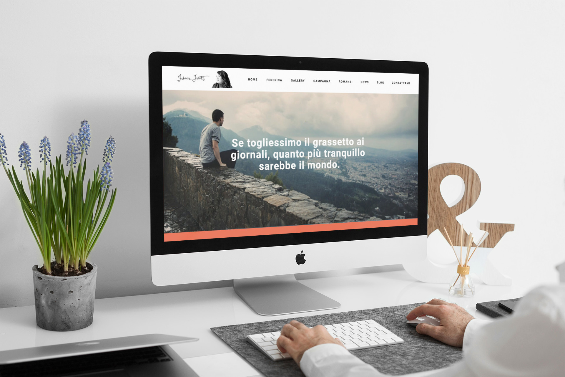 Uomo che guarda sull'iMac la Home Page del sito web di Federica Ferretti di Teramo