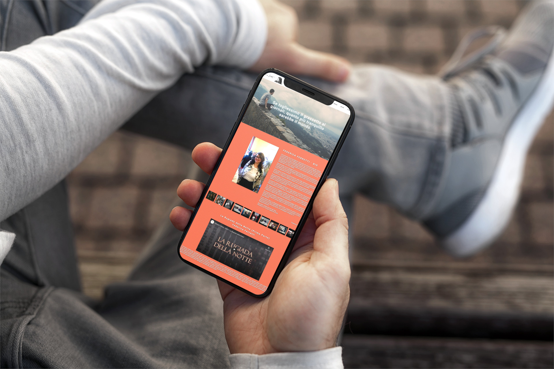 Mano con iPhone che mostra il sito web in modalità mobile responsive di Federica Ferretti di Teramo