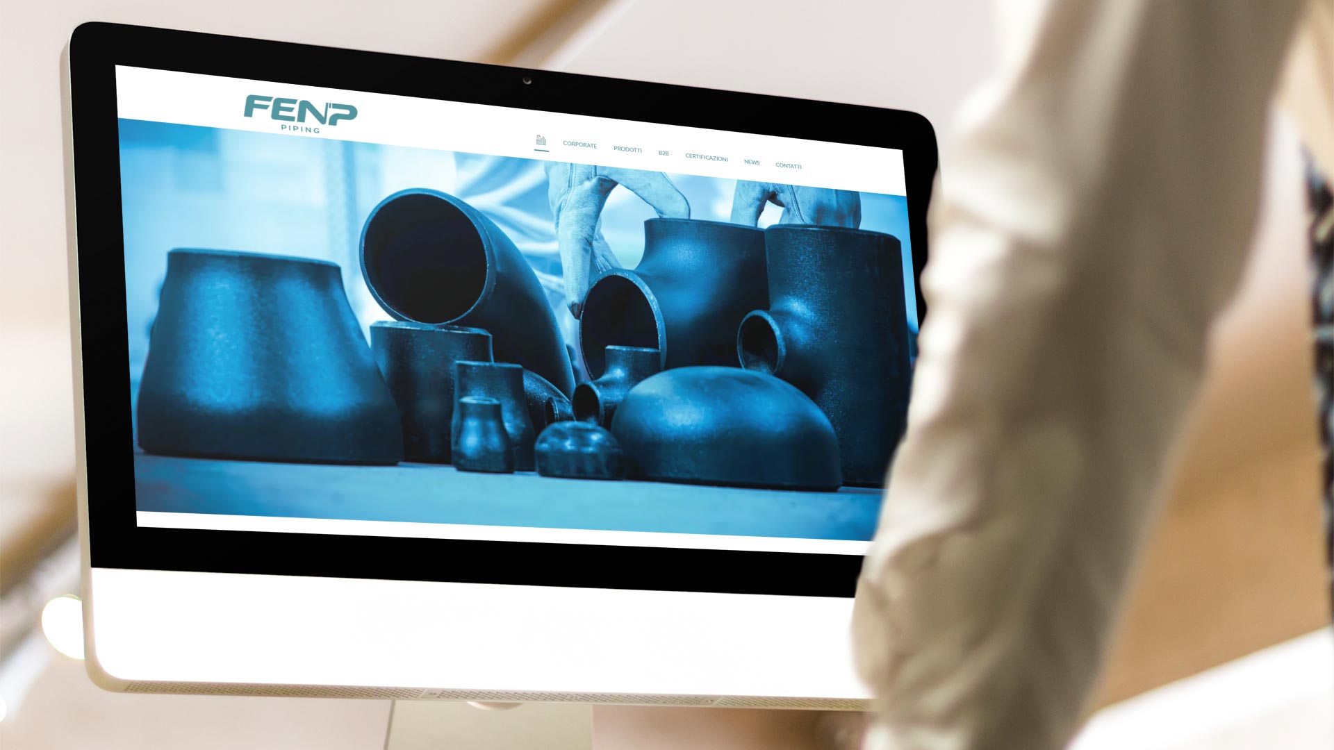 Impiegato FENP mostra il Sito Web E-Commerce B2B su iMac in ufficio