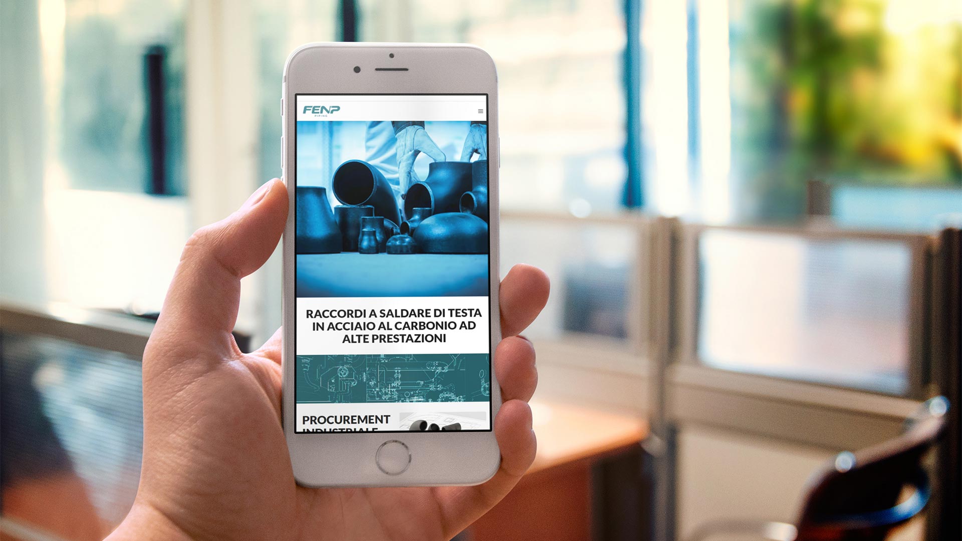 Impiegato FENP mostra su smartphone il Sito Web E-Commerce B2B