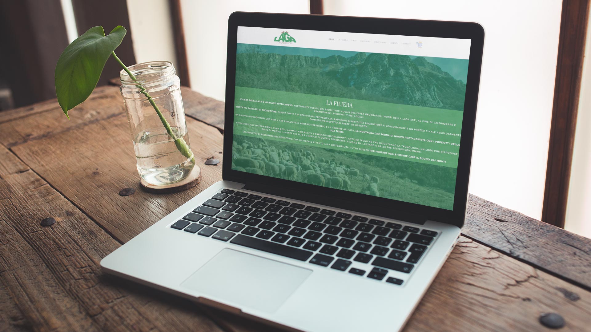 Notebook su tavolo rustico mostra il Sito Web E-Commerce Filiera della Laga