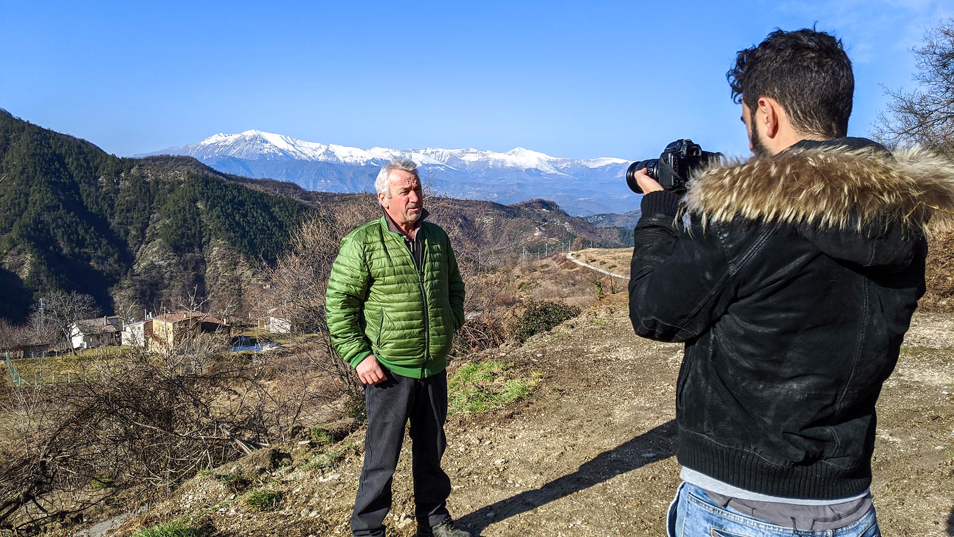Operatore durante intervista video per il progetto Filiera della Laga sui Monti della Laga